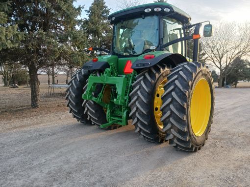 2011 John Deere 7215R Tractor