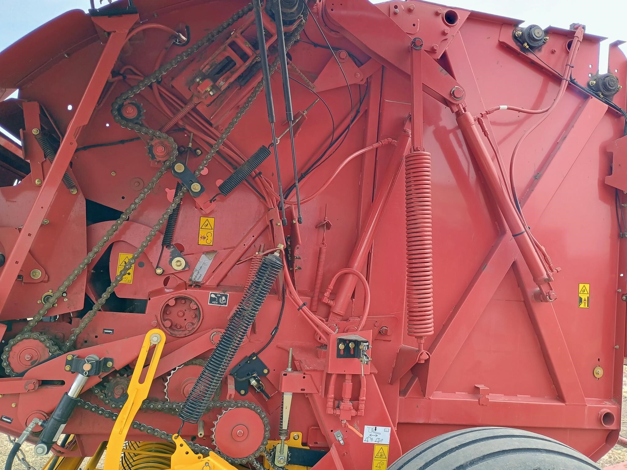 2017 New Holland Roll-Belt 560 Round Baler