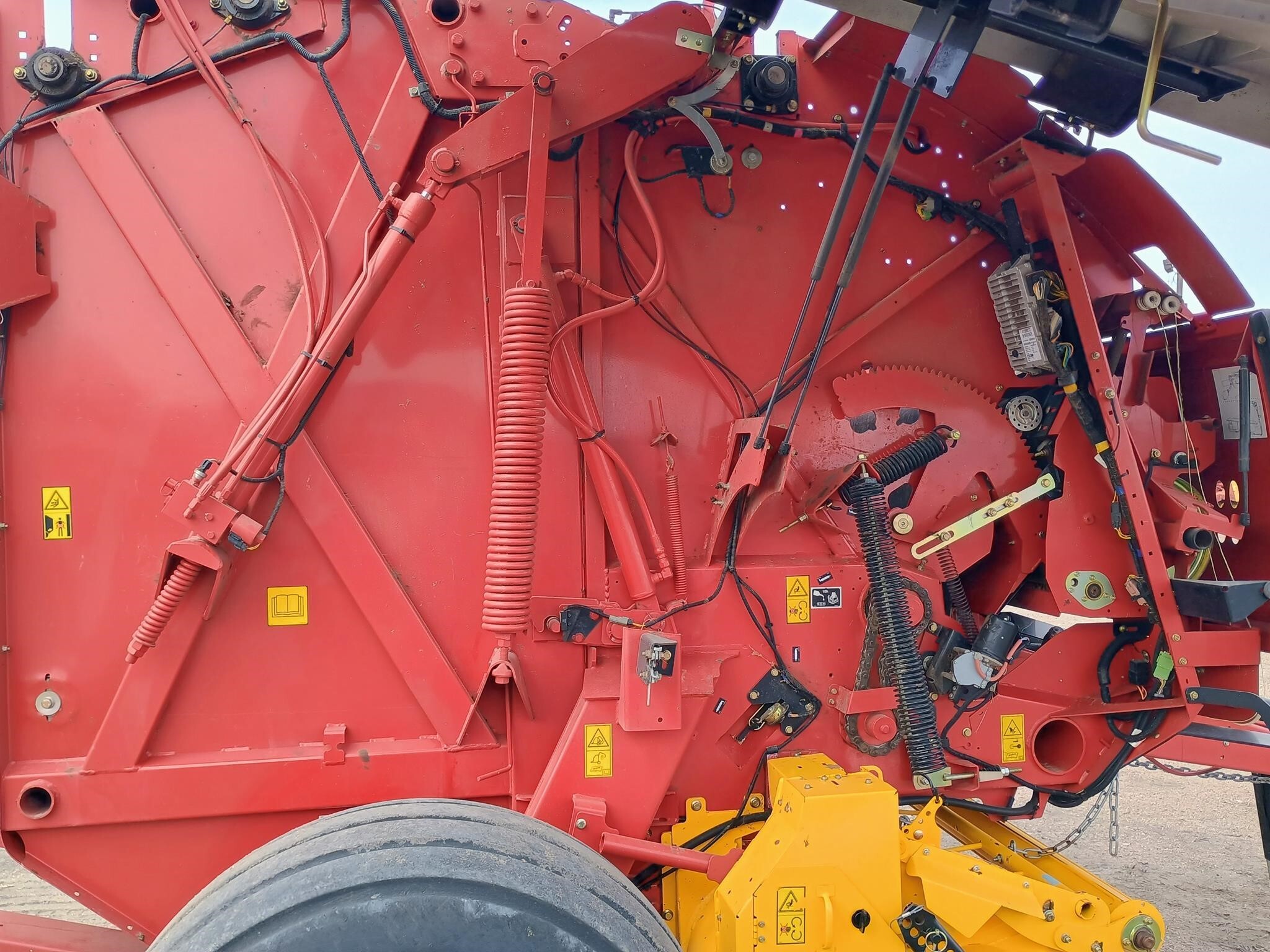 2017 New Holland Roll-Belt 560 Round Baler