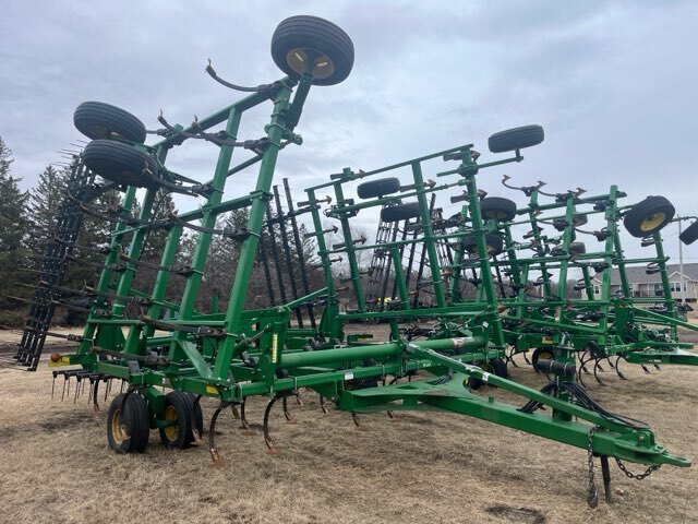 2012 John Deere 2210 Field Cultivator