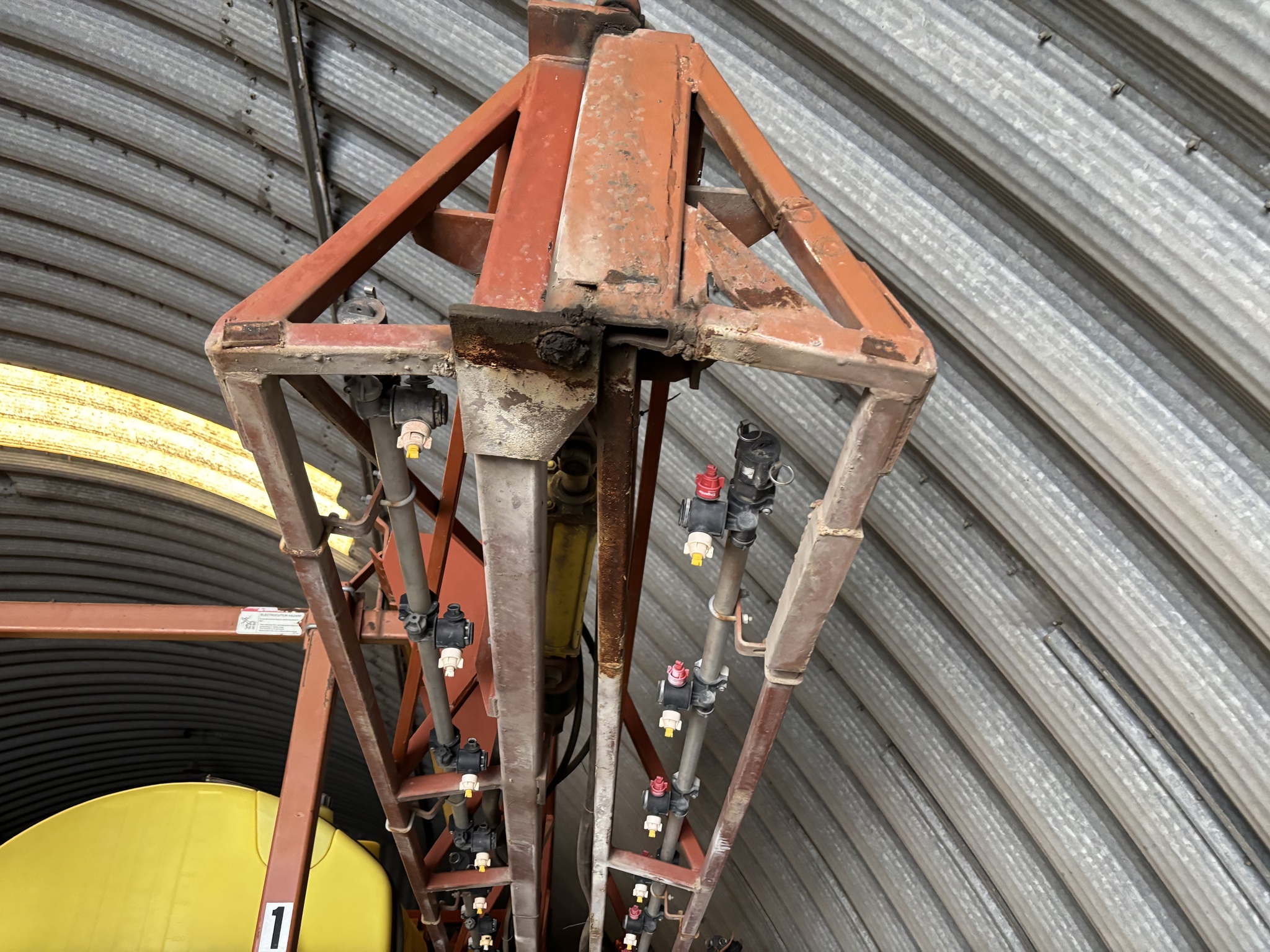 2005 H & S 132 Pull-Type Sprayer