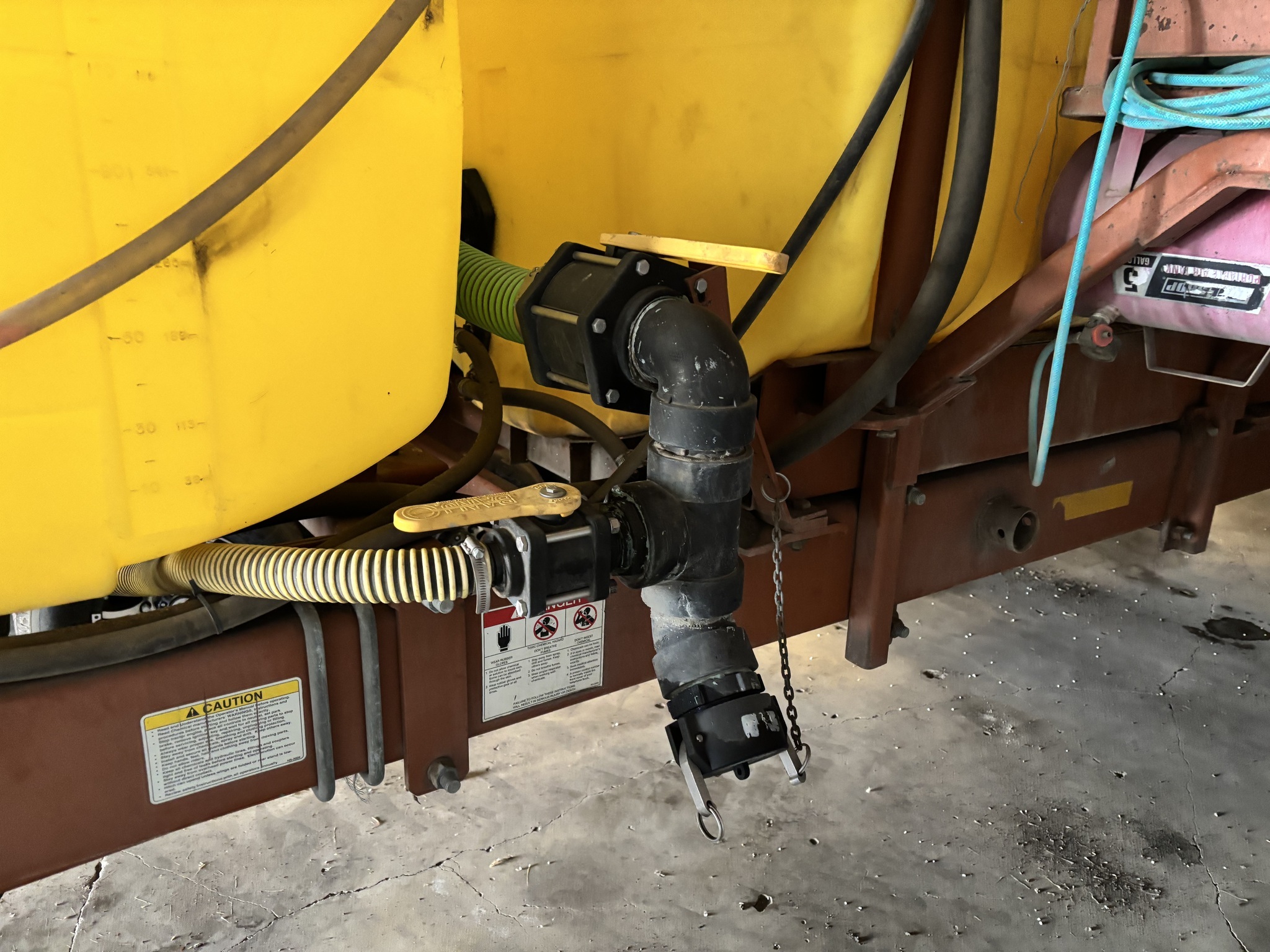 2005 H & S 132 Pull-Type Sprayer