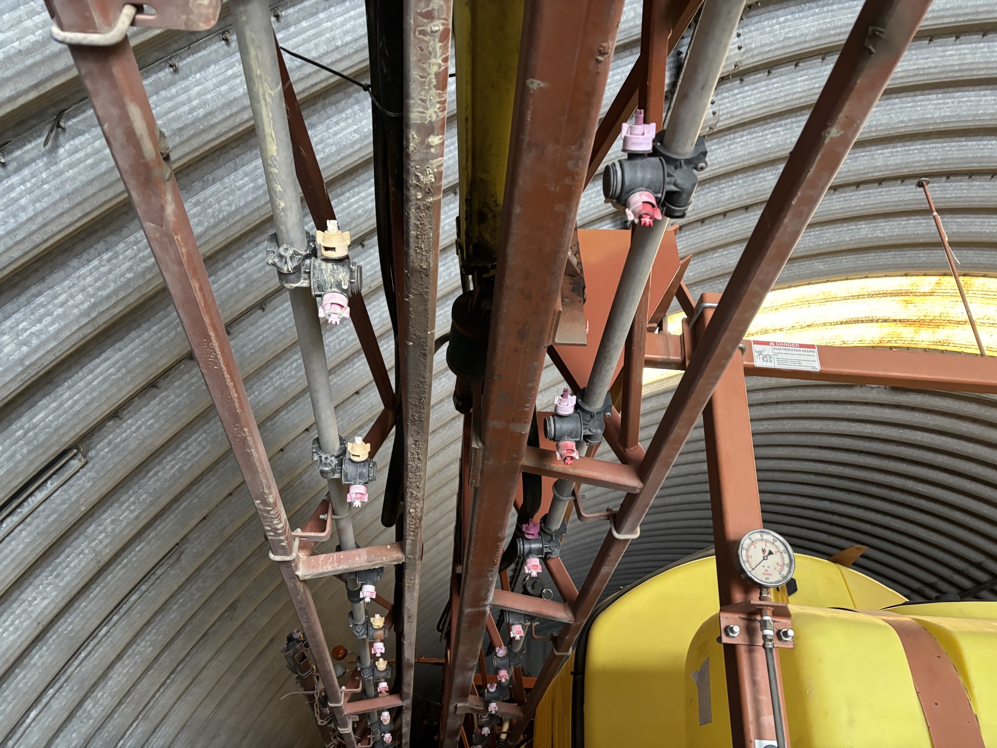 2005 H & S 132 Pull-Type Sprayer