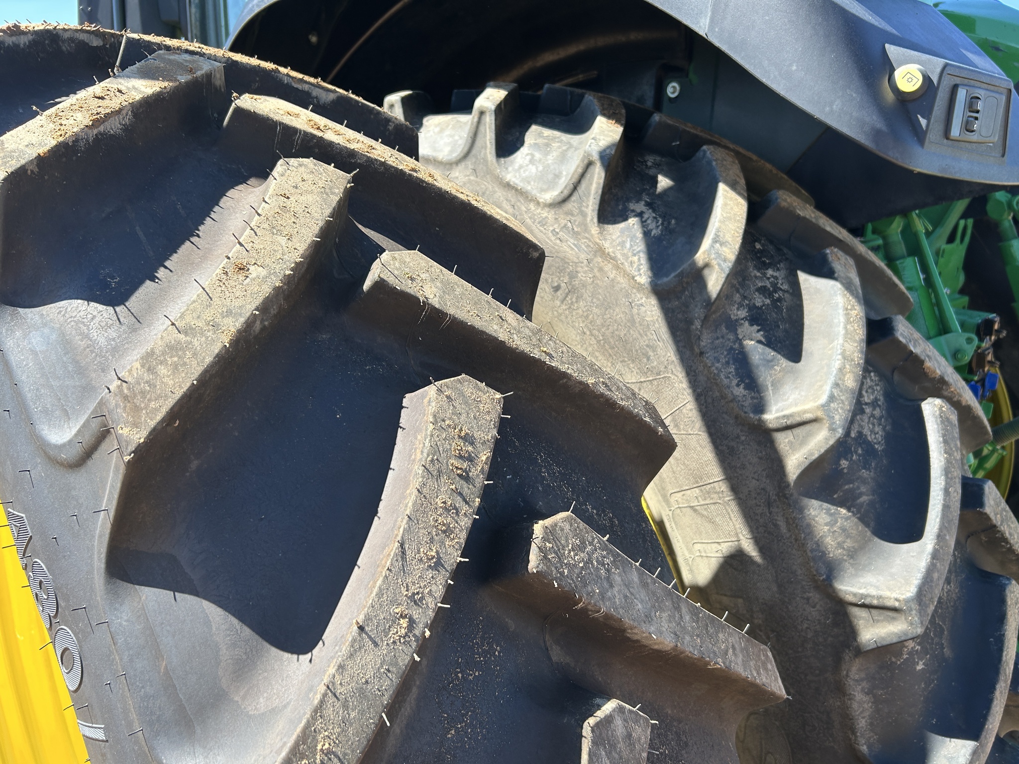 2023 John Deere 7R 210 Tractor