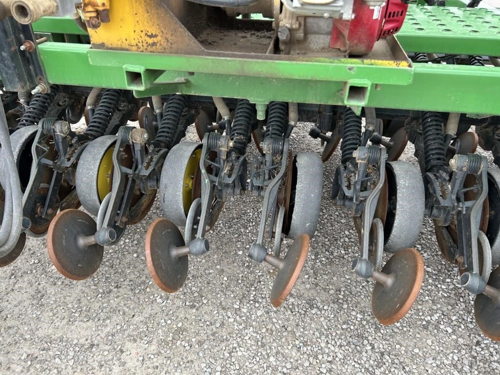  John Deere 1590 Drill