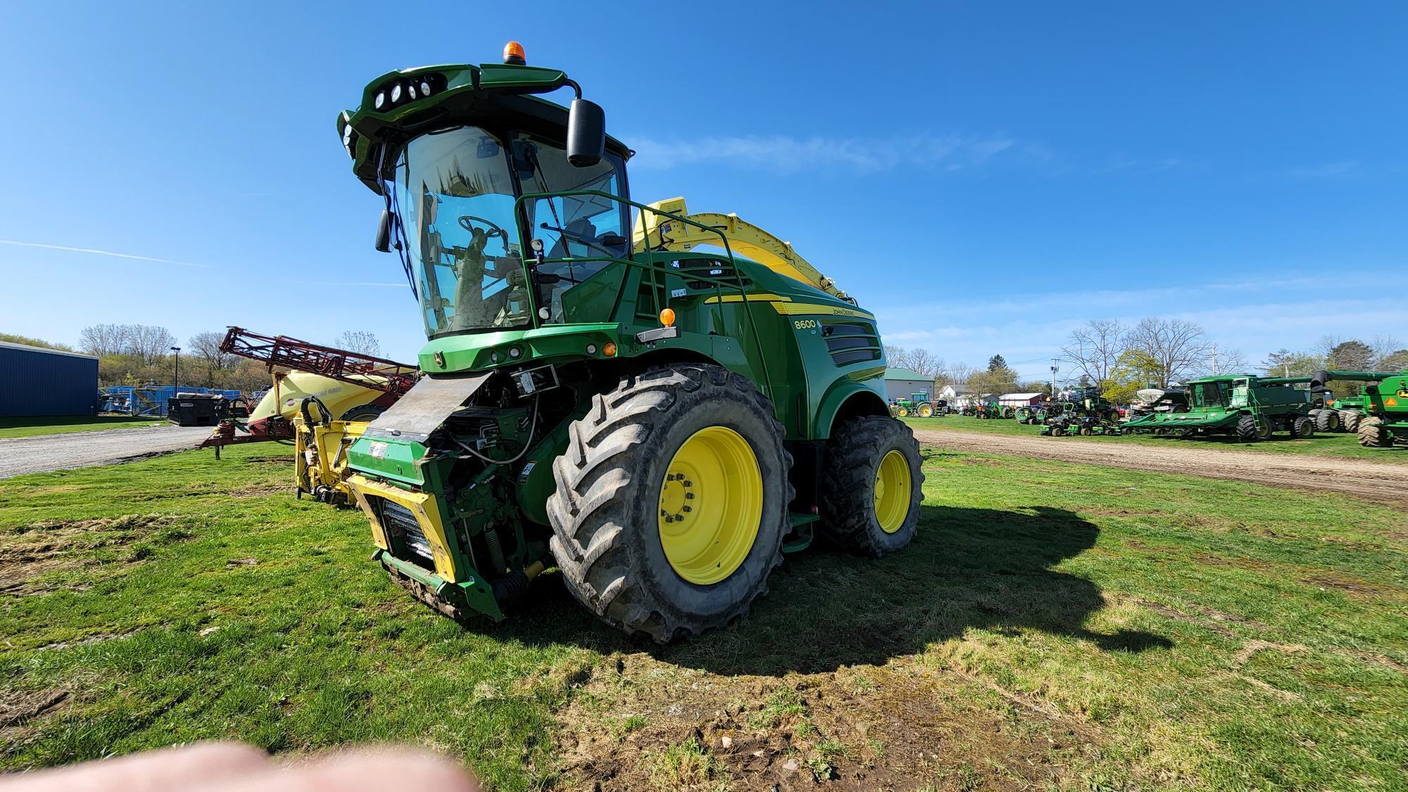2016 John Deere 8600 Self-Propelled Forage Harvester