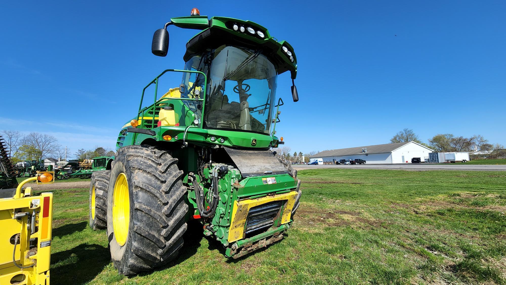 2016 John Deere 8600 Self-Propelled Forage Harvester