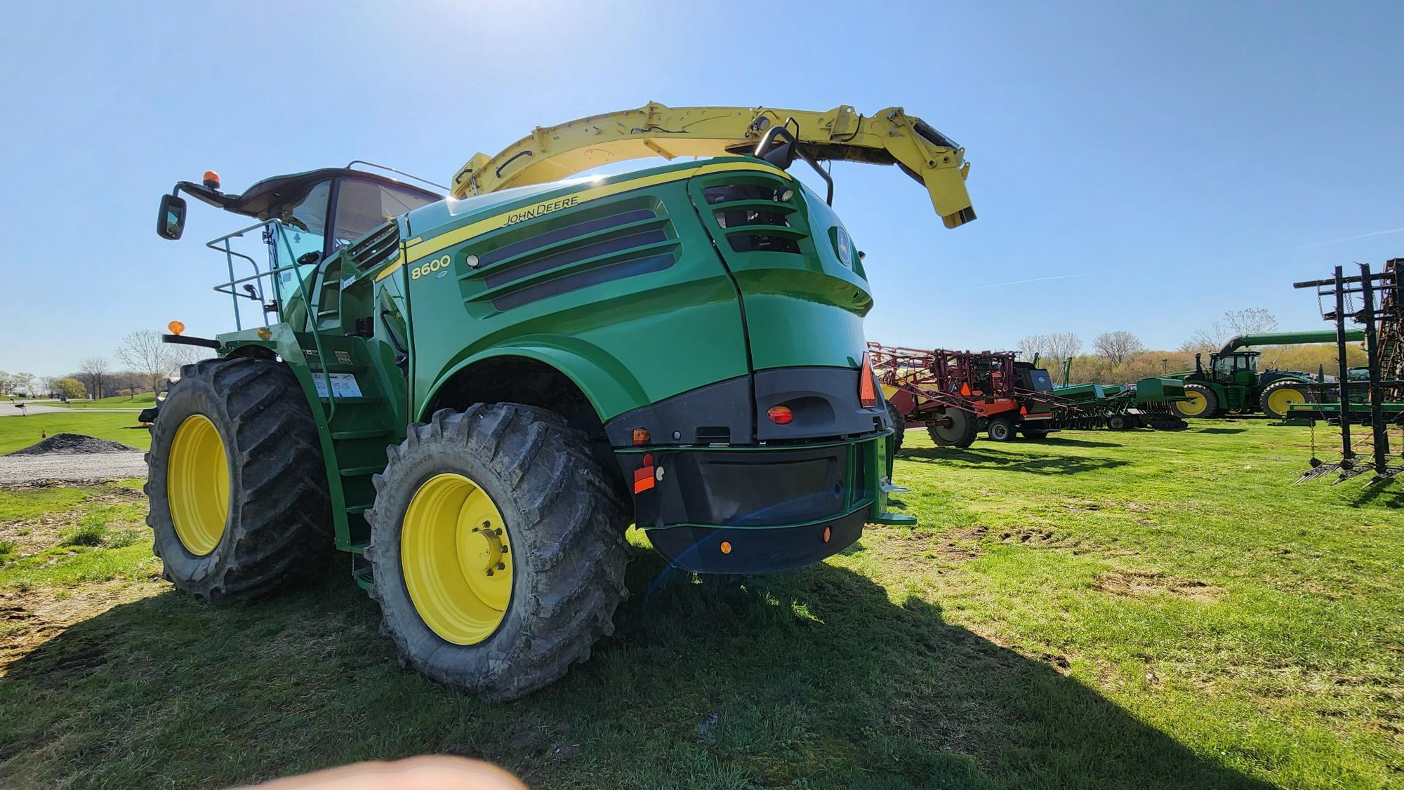 2016 John Deere 8600 Self-Propelled Forage Harvester