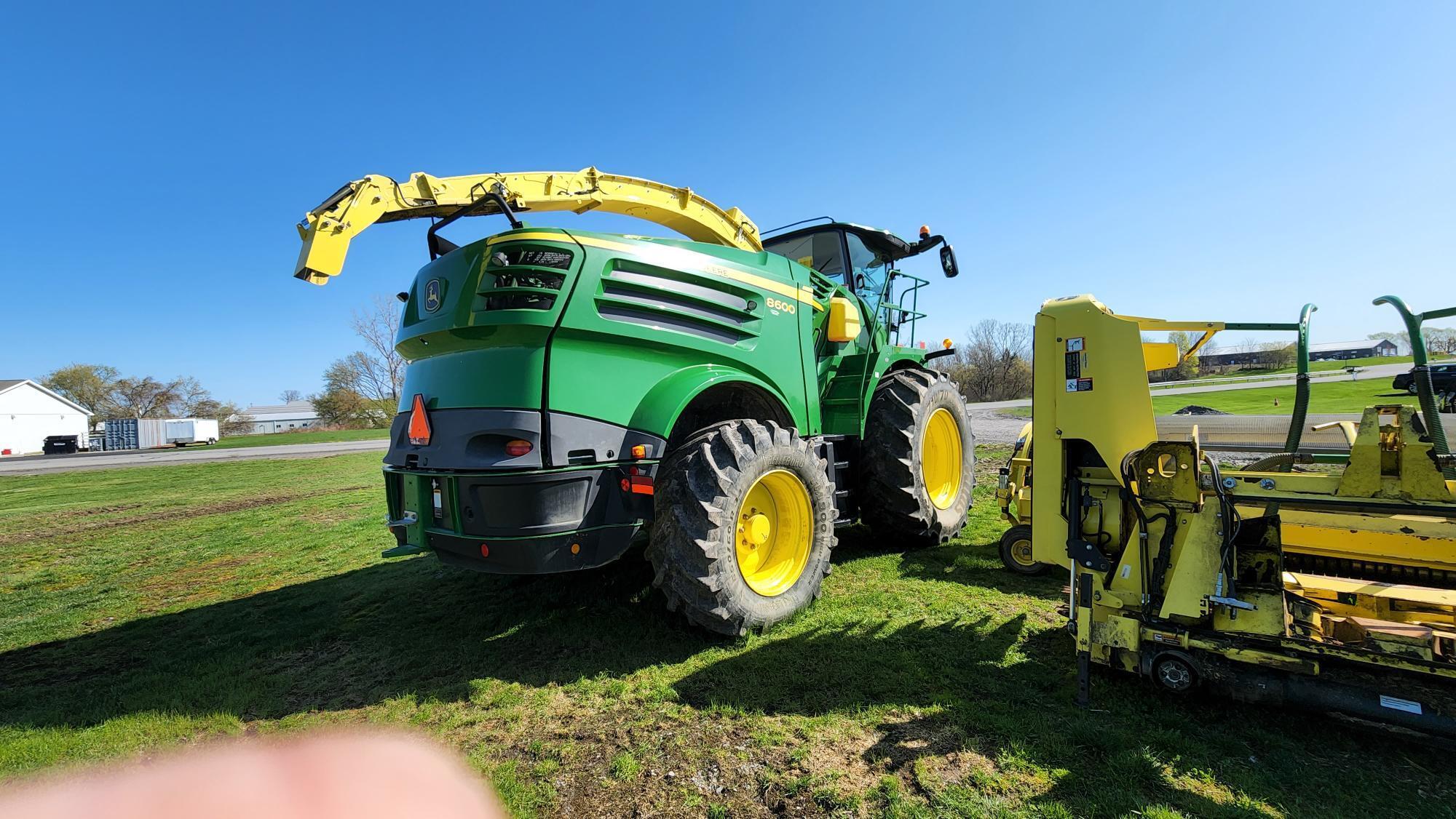 2016 John Deere 8600 Self-Propelled Forage Harvester
