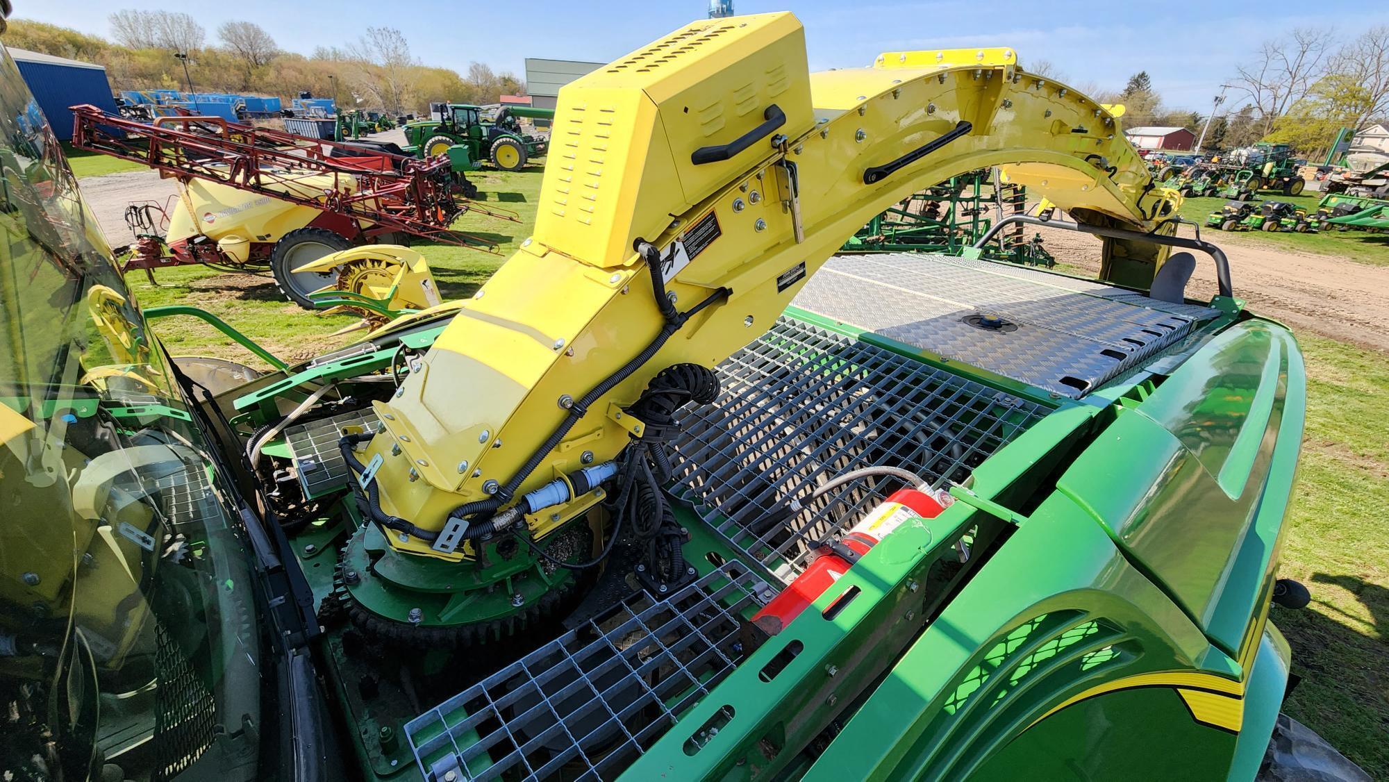 2016 John Deere 8600 Self-Propelled Forage Harvester