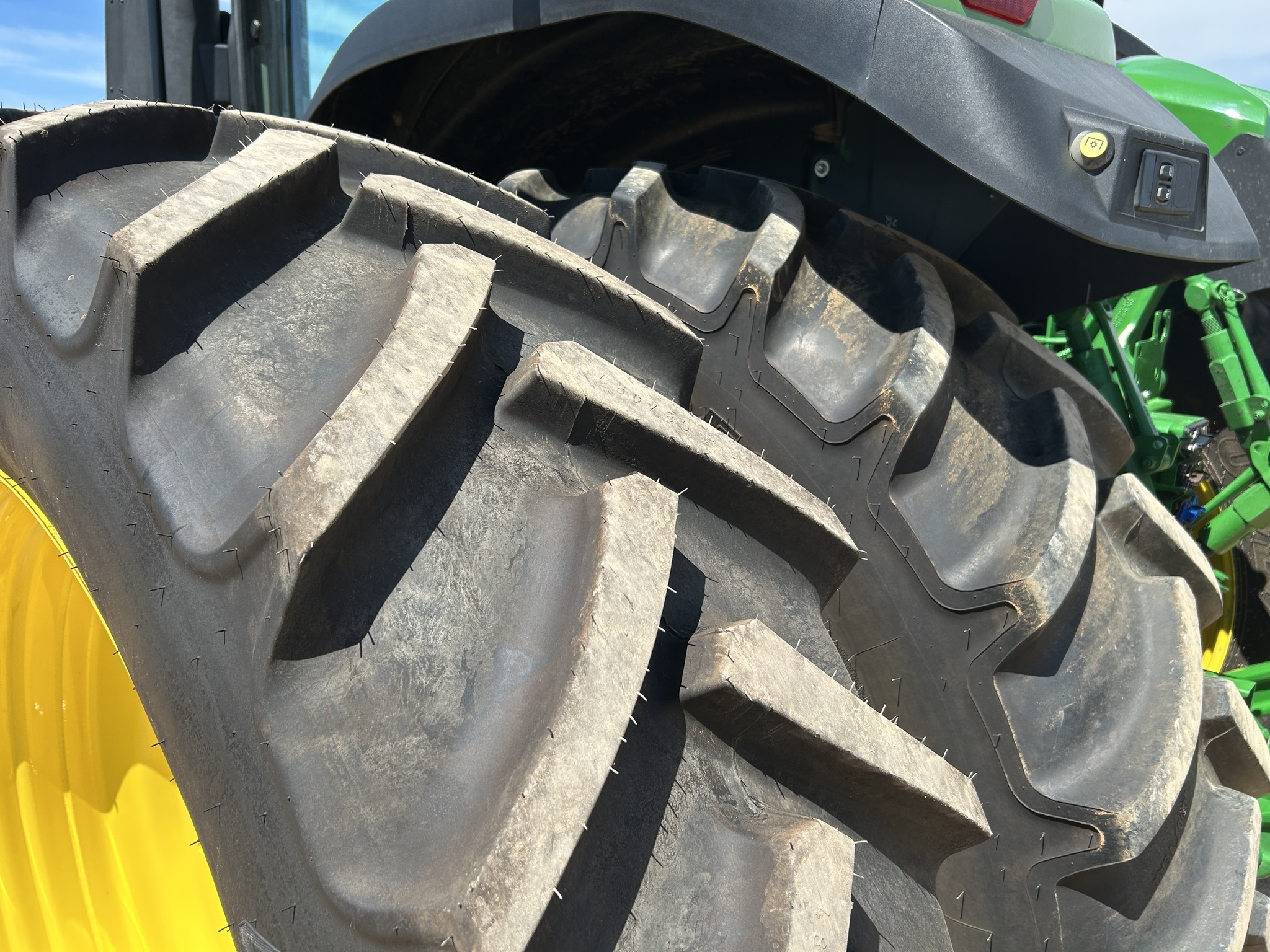 2023 John Deere 7R 210 Tractor