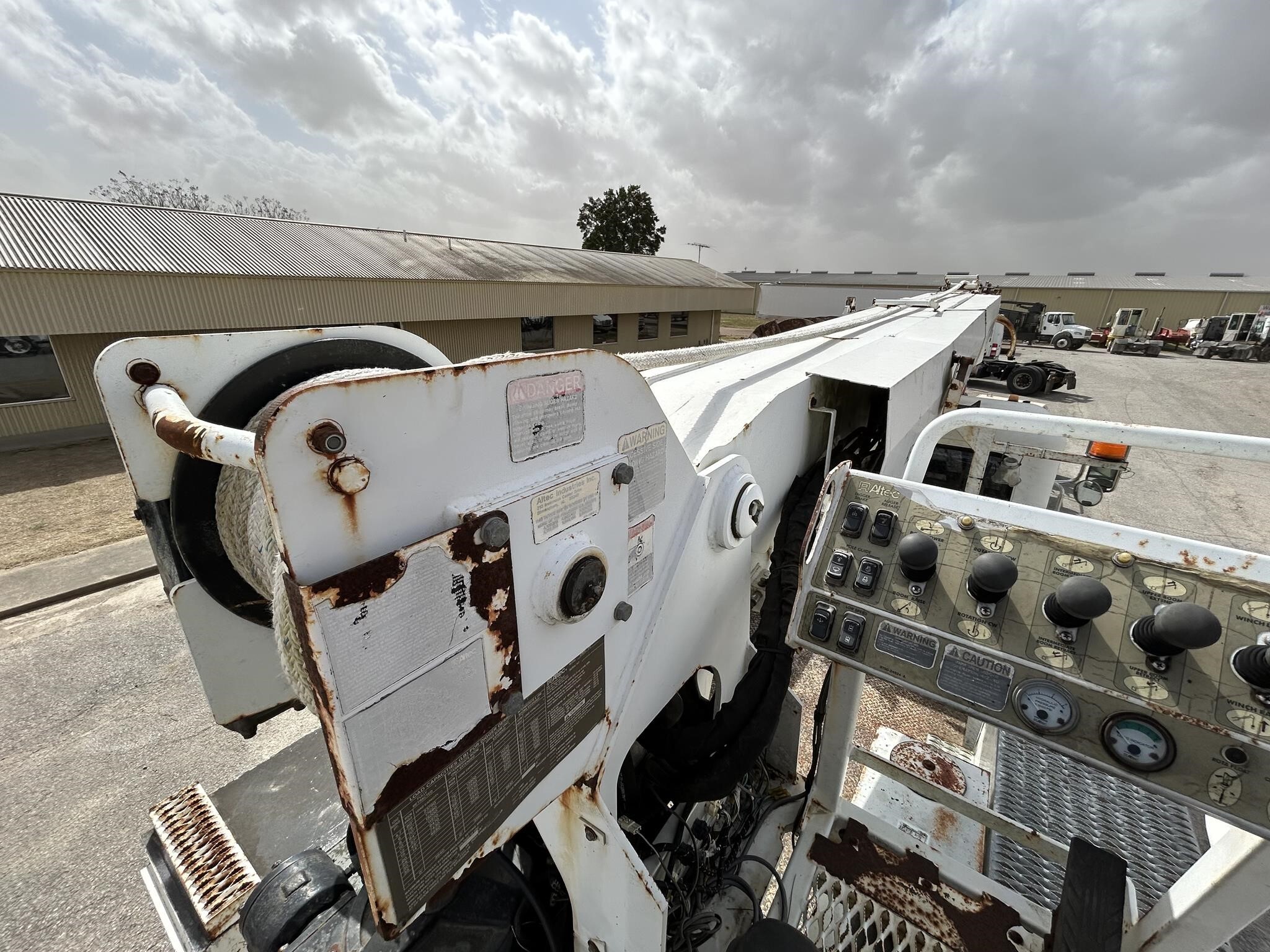2007 Altec DM47TR Crane
