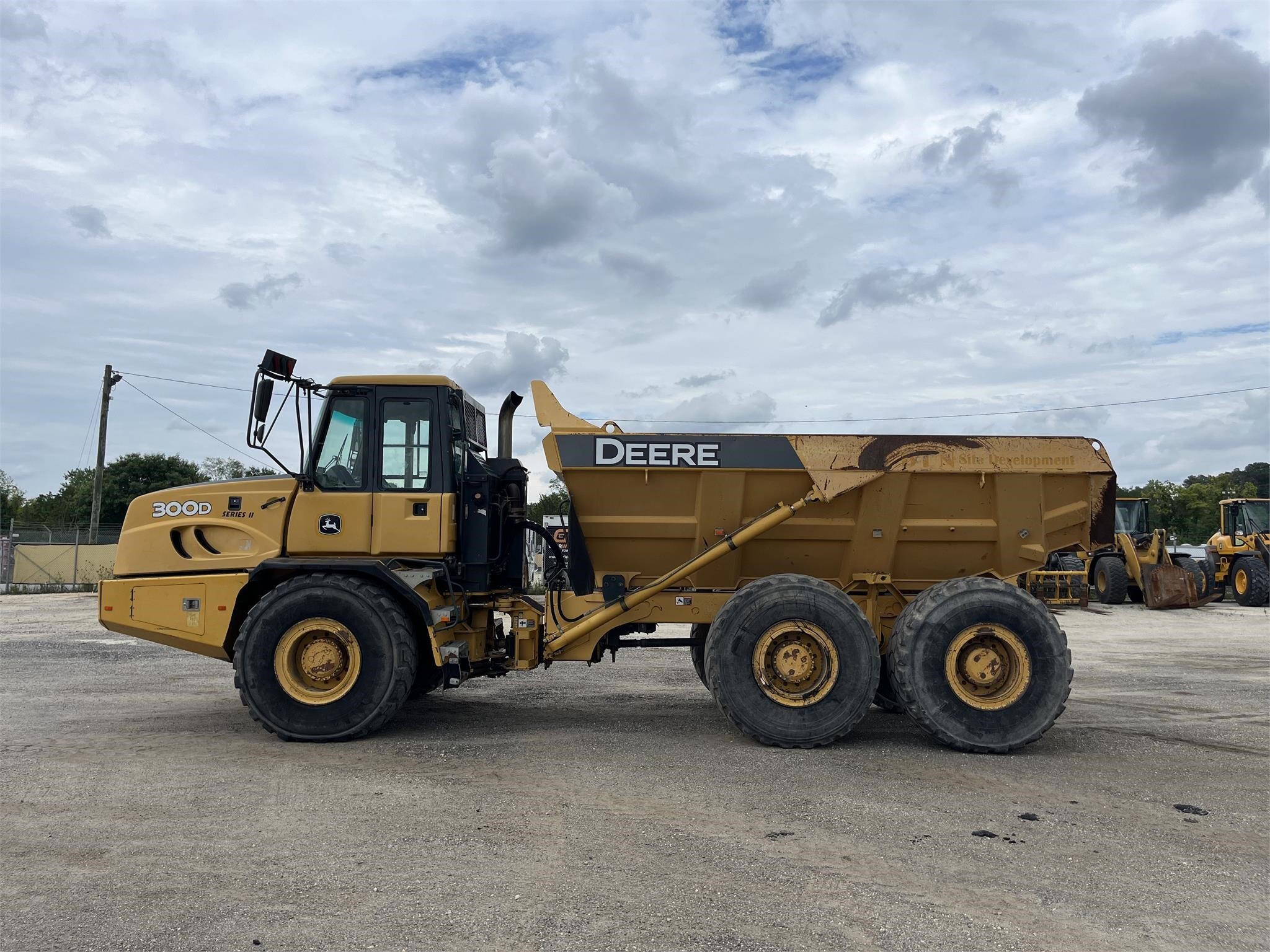 2012 Deere 300D II Dump Trucks/Trailer