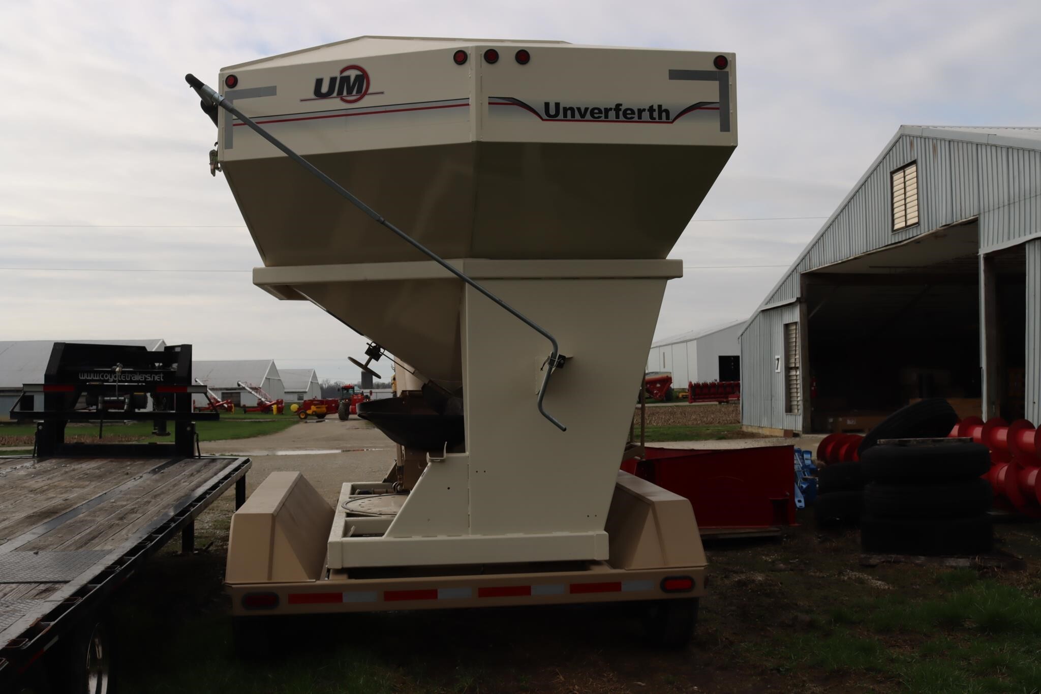 2011 Unverferth 3750 Seed Tender