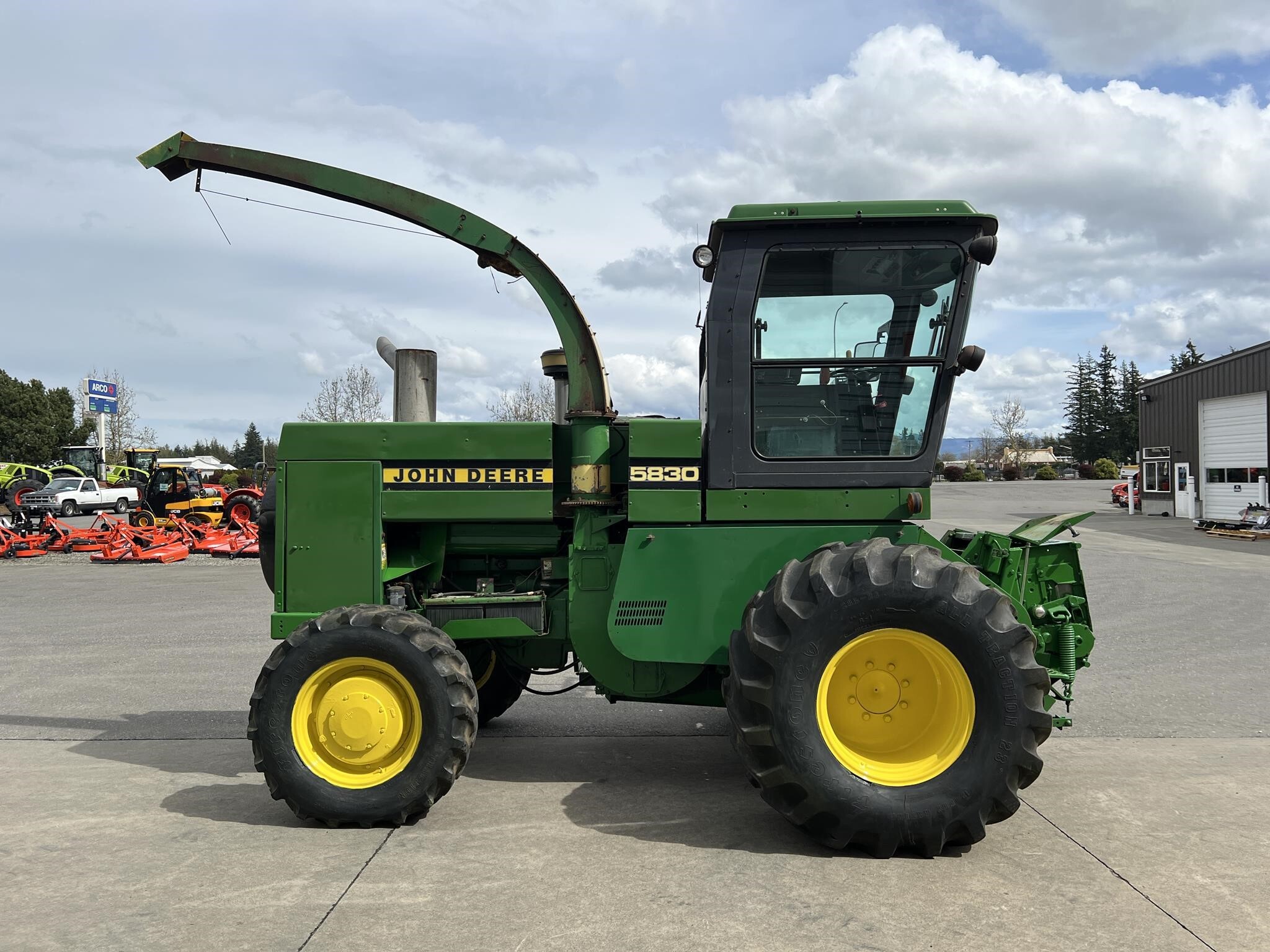 1990 John Deere 5830 Self-Propelled Forage Harvester