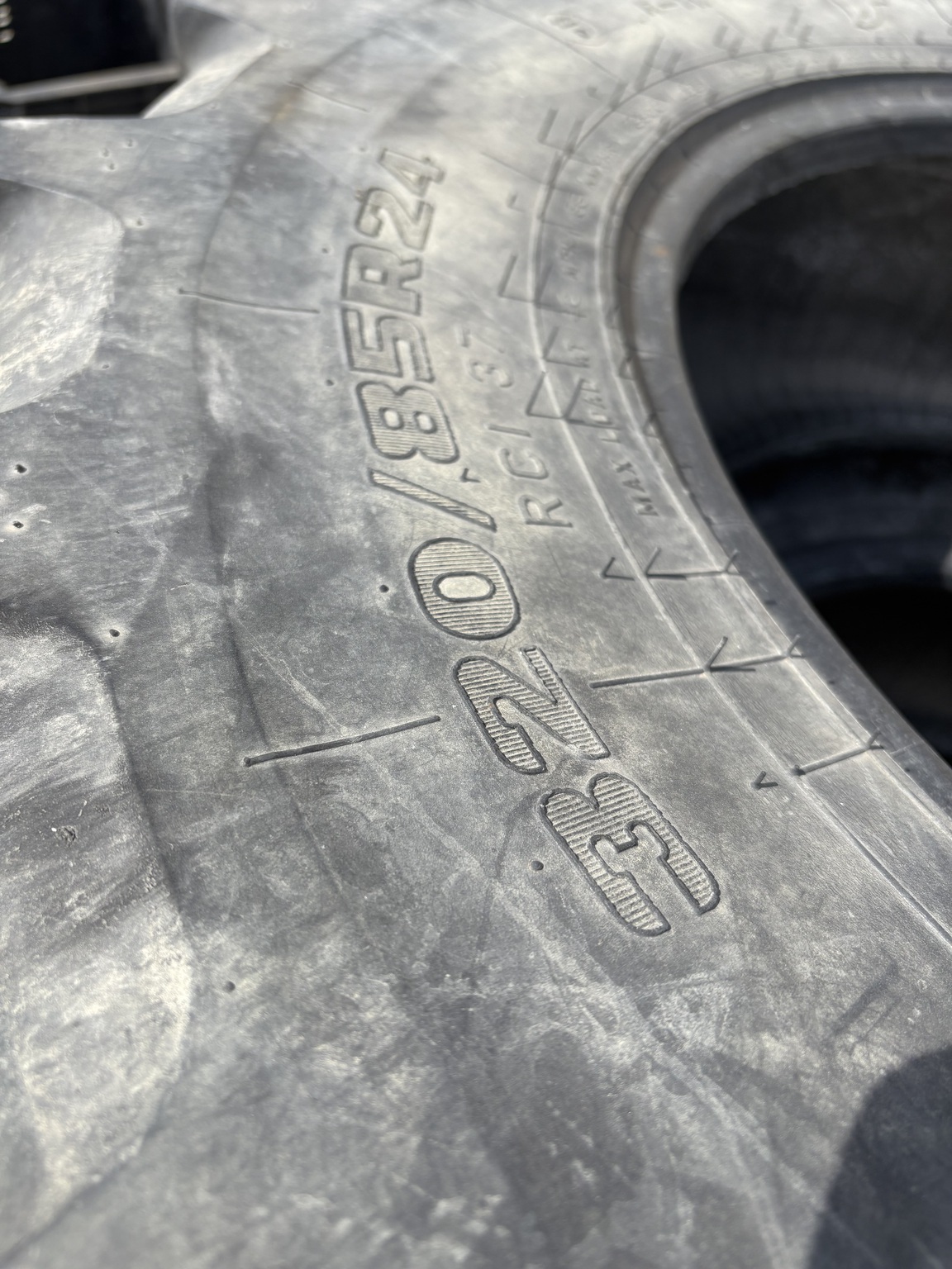  Firestone 320/85R24 Wheels / Tires / Track