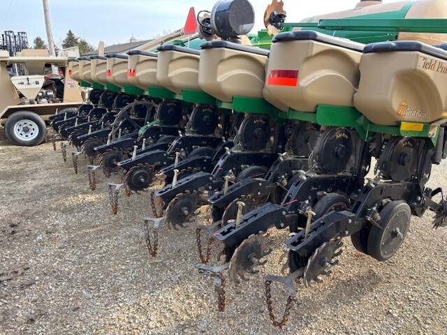 2010 Great Plains YP825A Planter