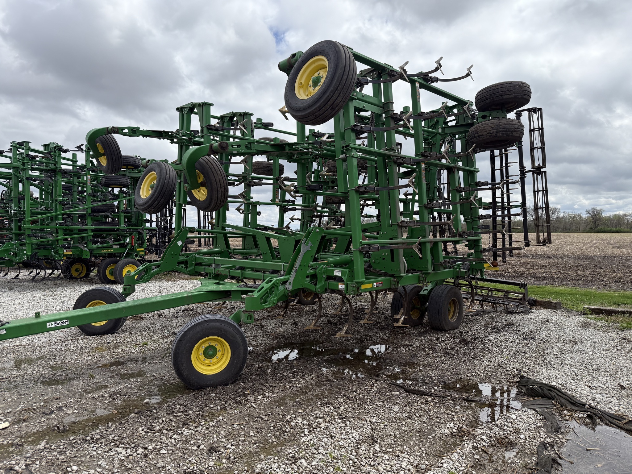 2014 John Deere 2210 Field Cultivator