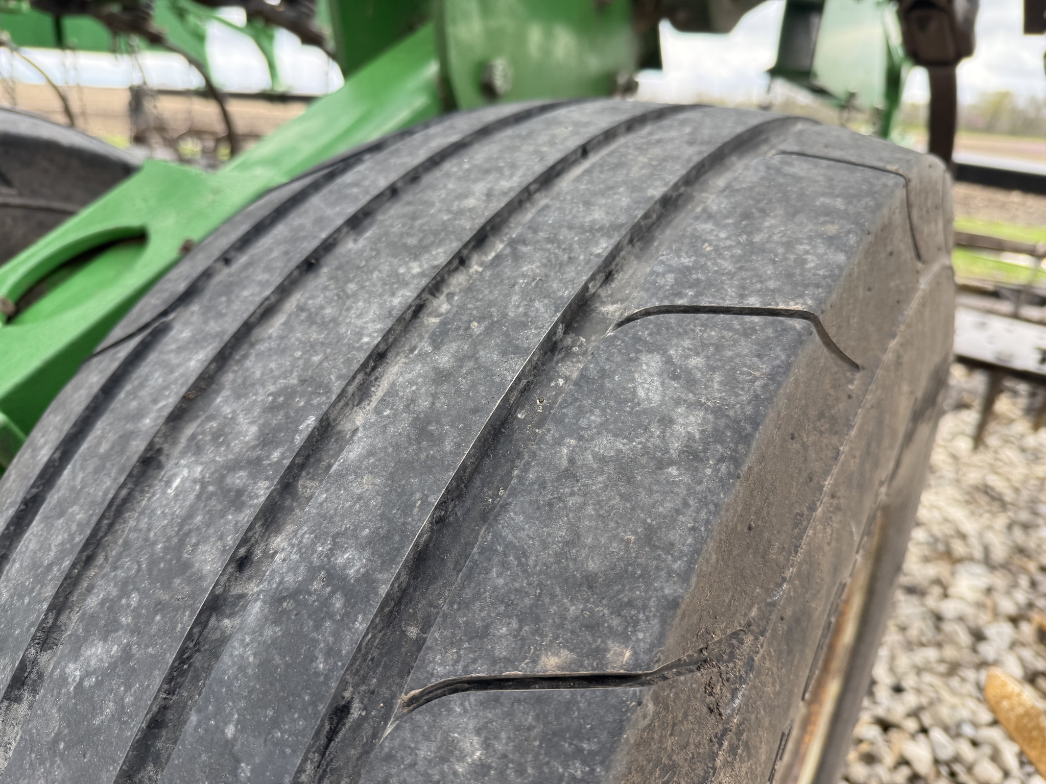 2014 John Deere 2210 Field Cultivator