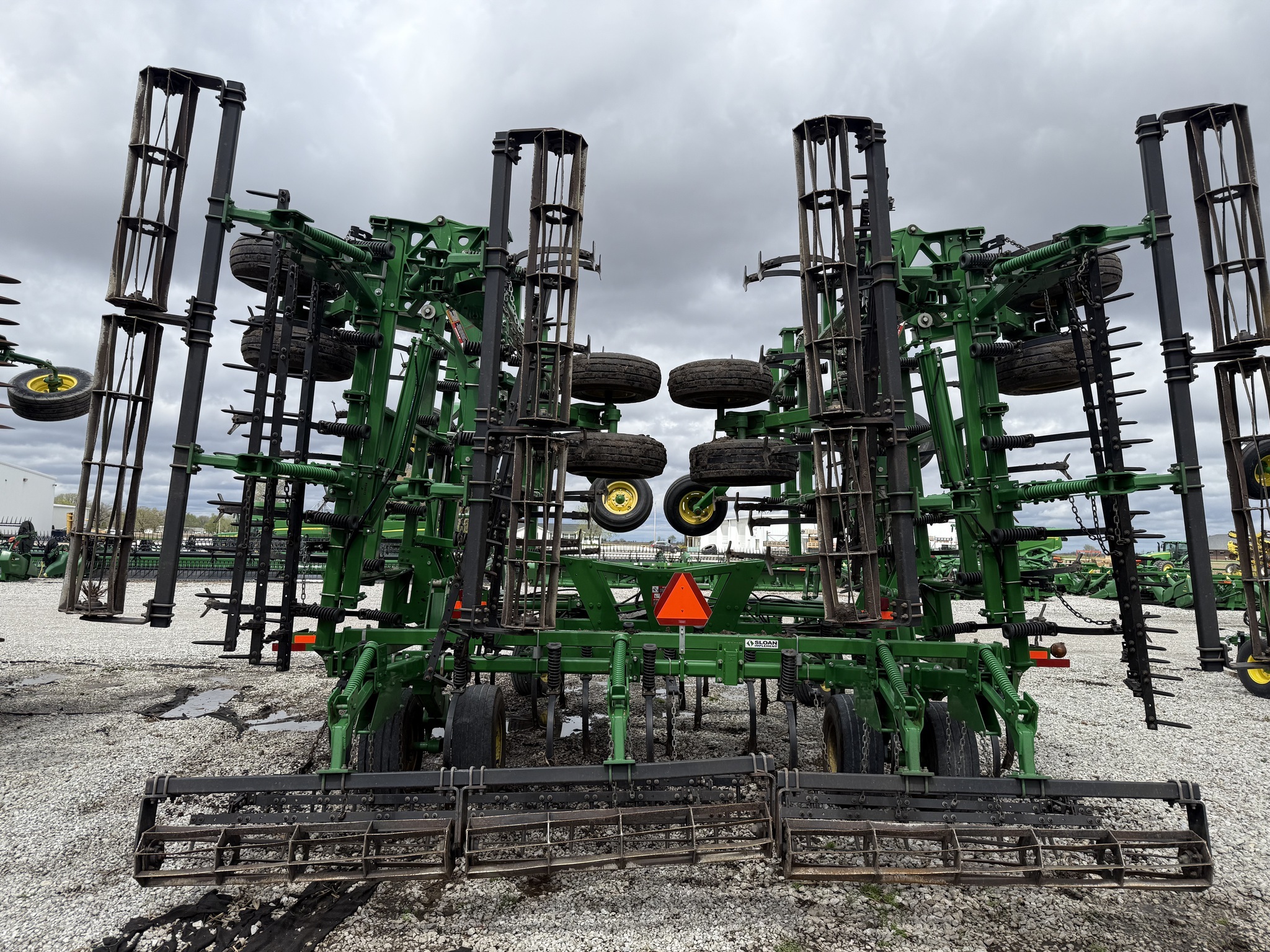 2014 John Deere 2210 Field Cultivator