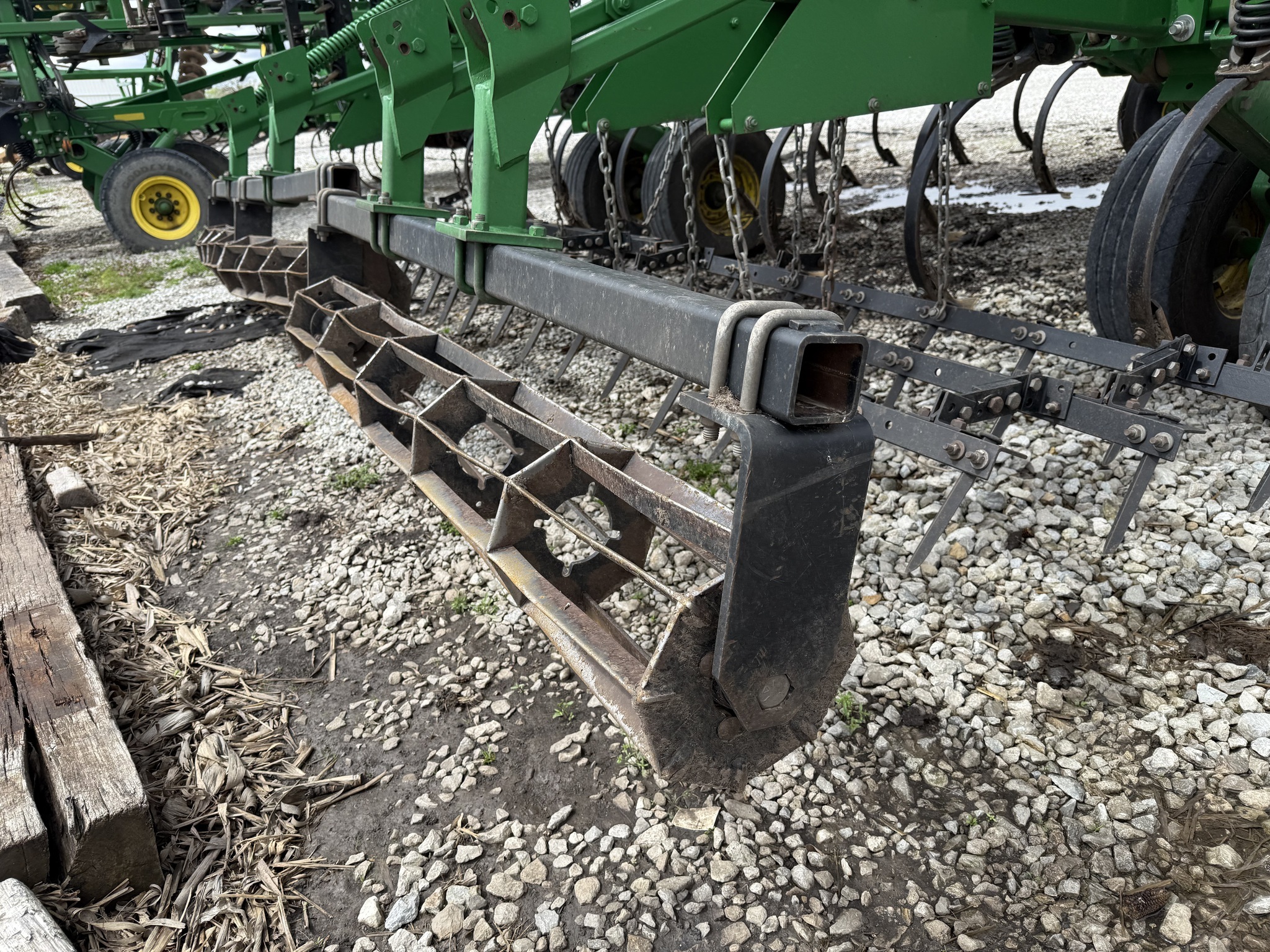 2014 John Deere 2210 Field Cultivator