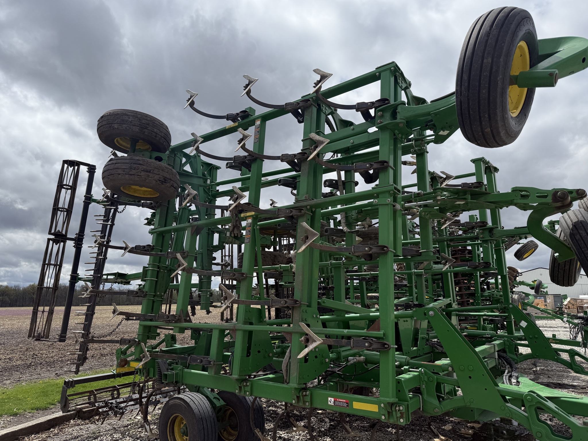 2014 John Deere 2210 Field Cultivator