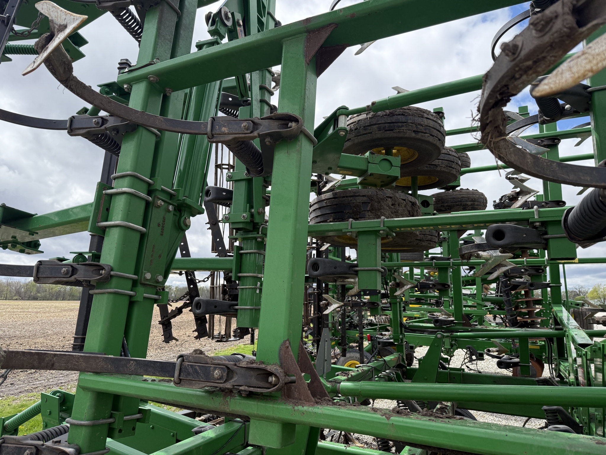 2014 John Deere 2210 Field Cultivator