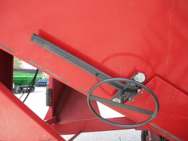  J&M 1325-22S Grain Cart