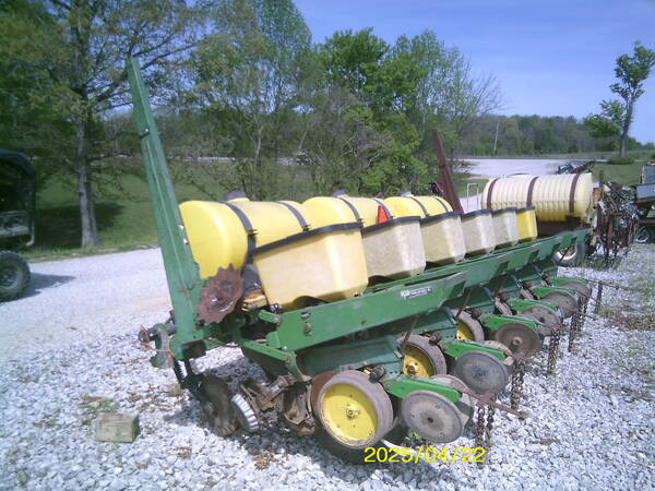 85 John Deere 7000 Planter