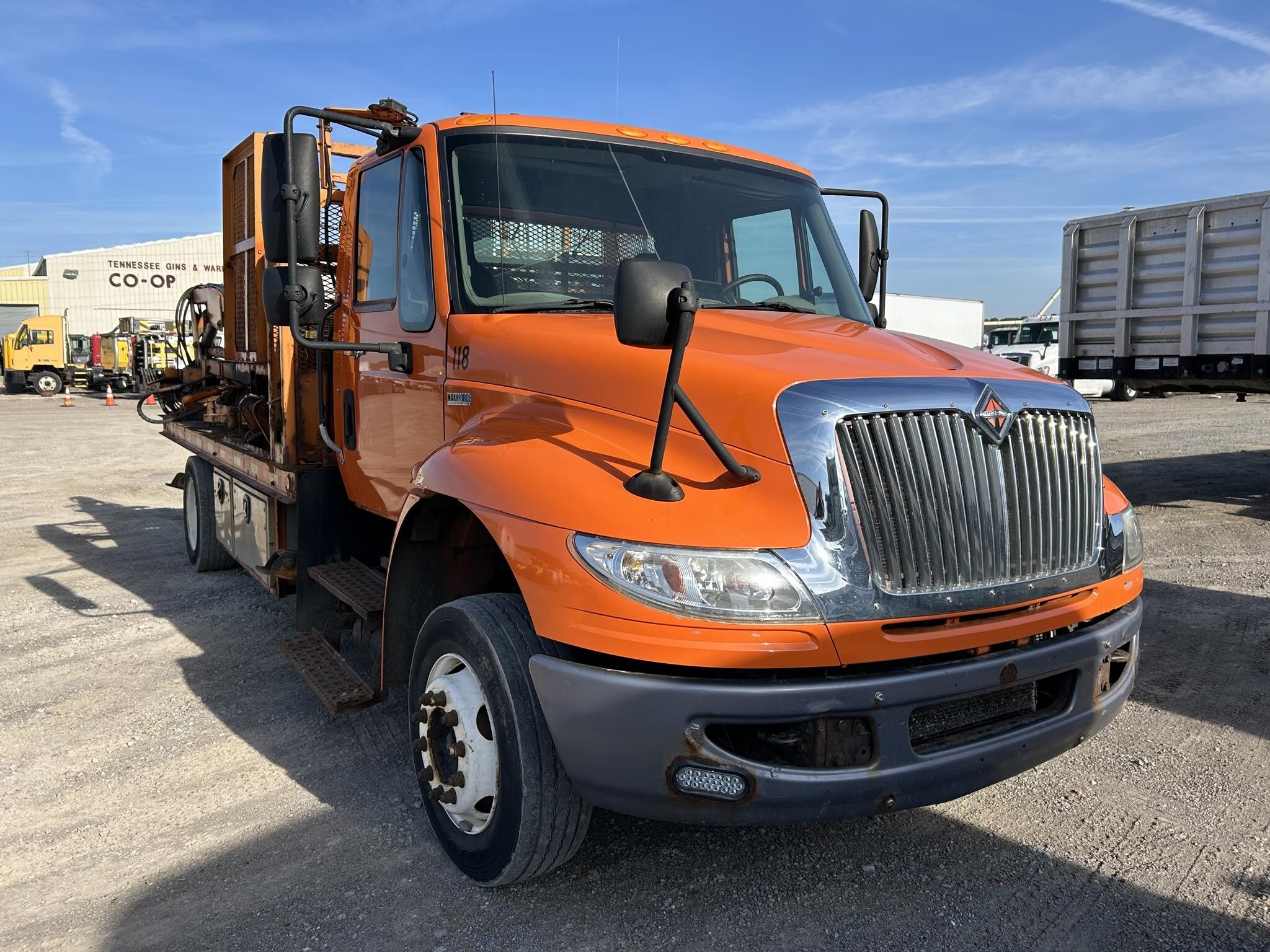 2011 International DURASTAR 4300 Semi Trucks/Trailer