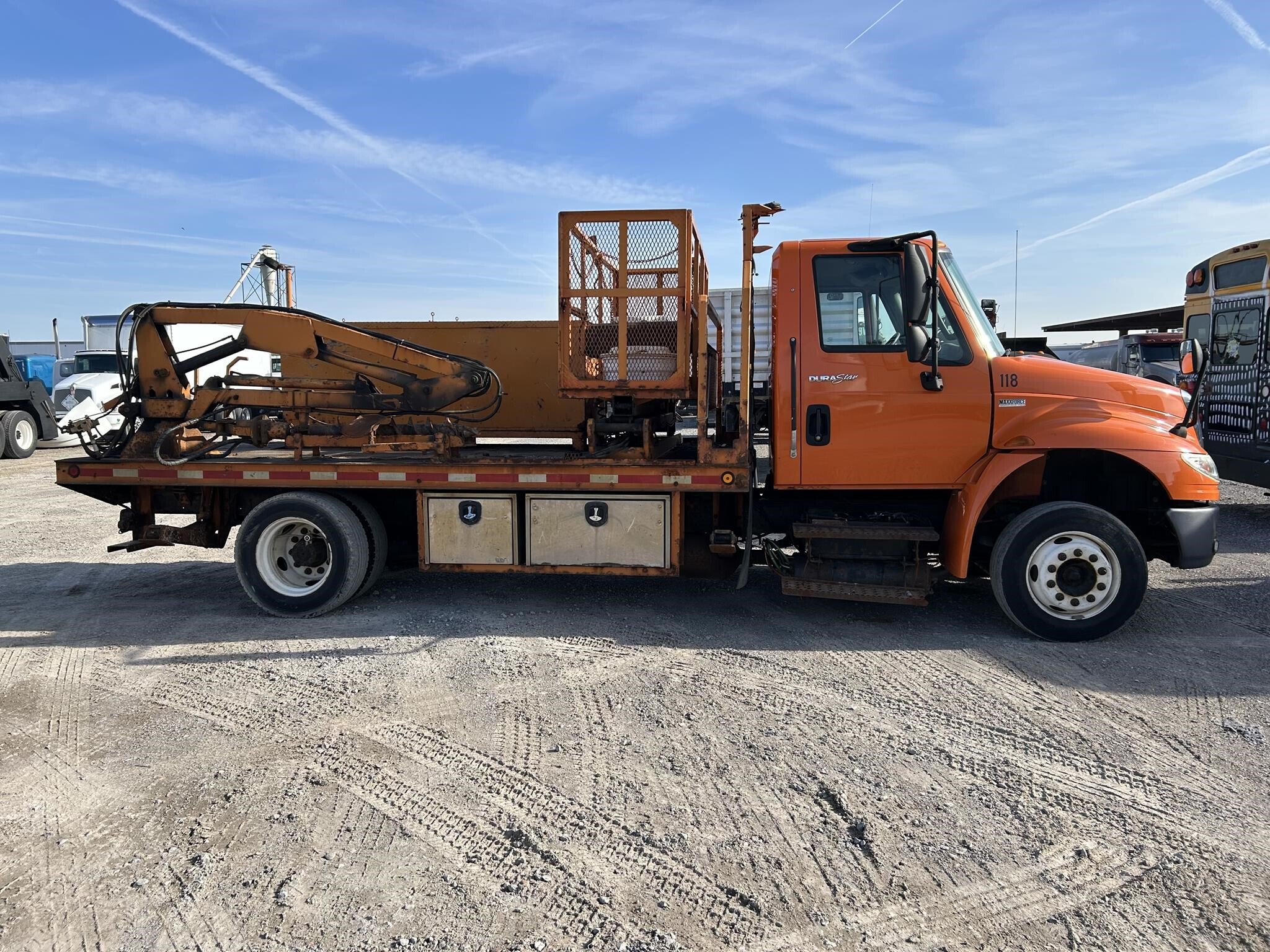2011 International DURASTAR 4300 Semi Trucks/Trailer