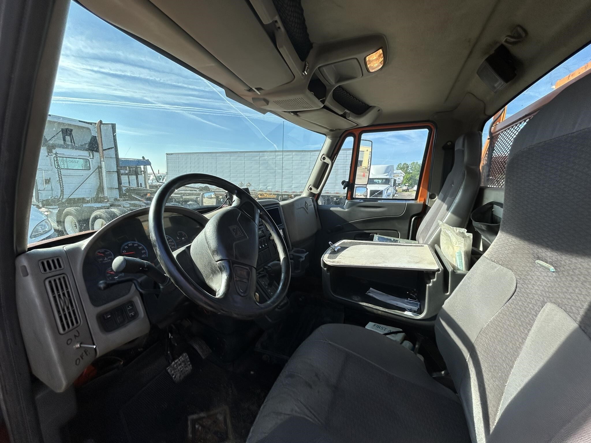 2011 International DURASTAR 4300 Semi Trucks/Trailer