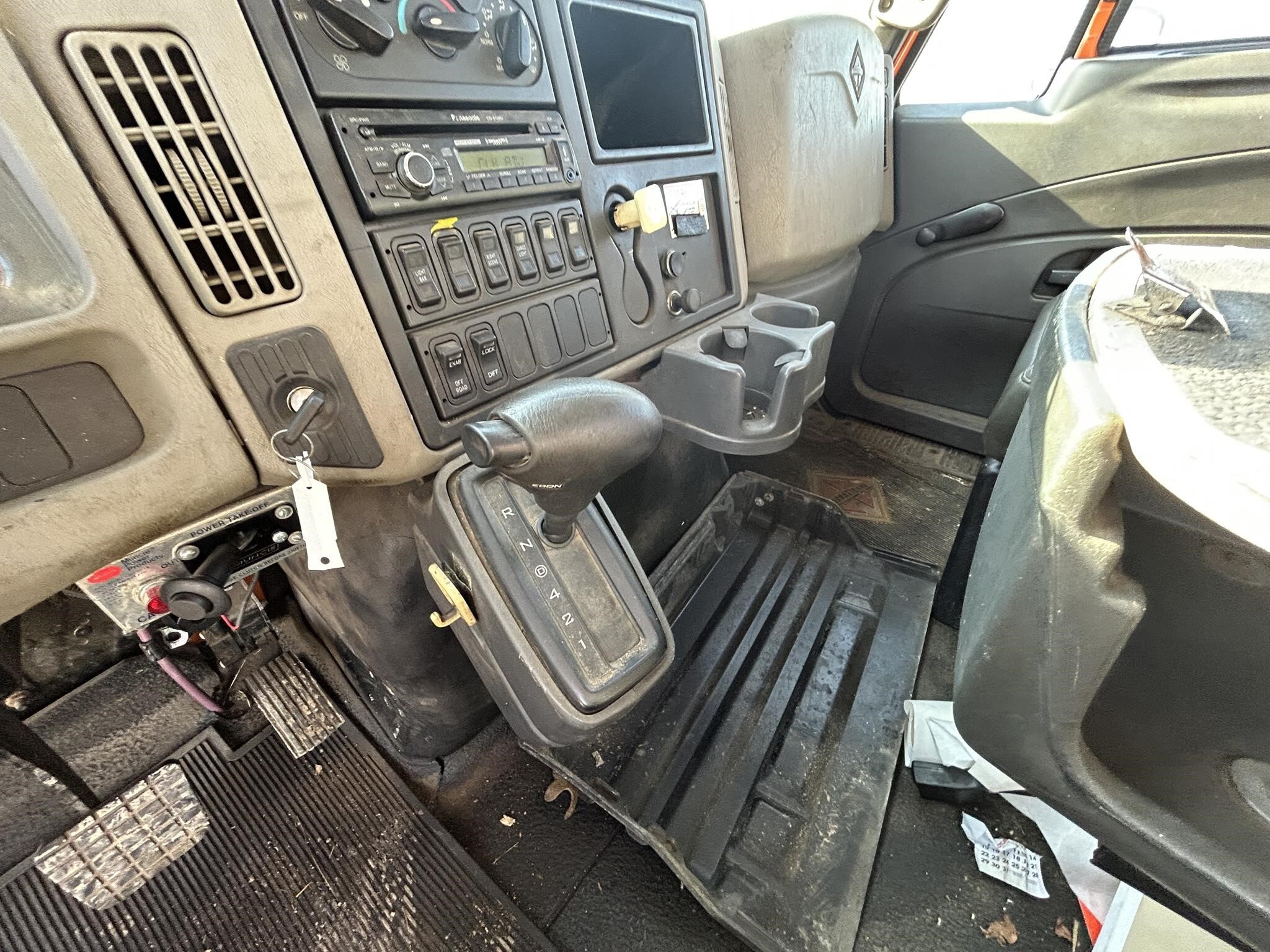 2011 International DURASTAR 4300 Semi Trucks/Trailer