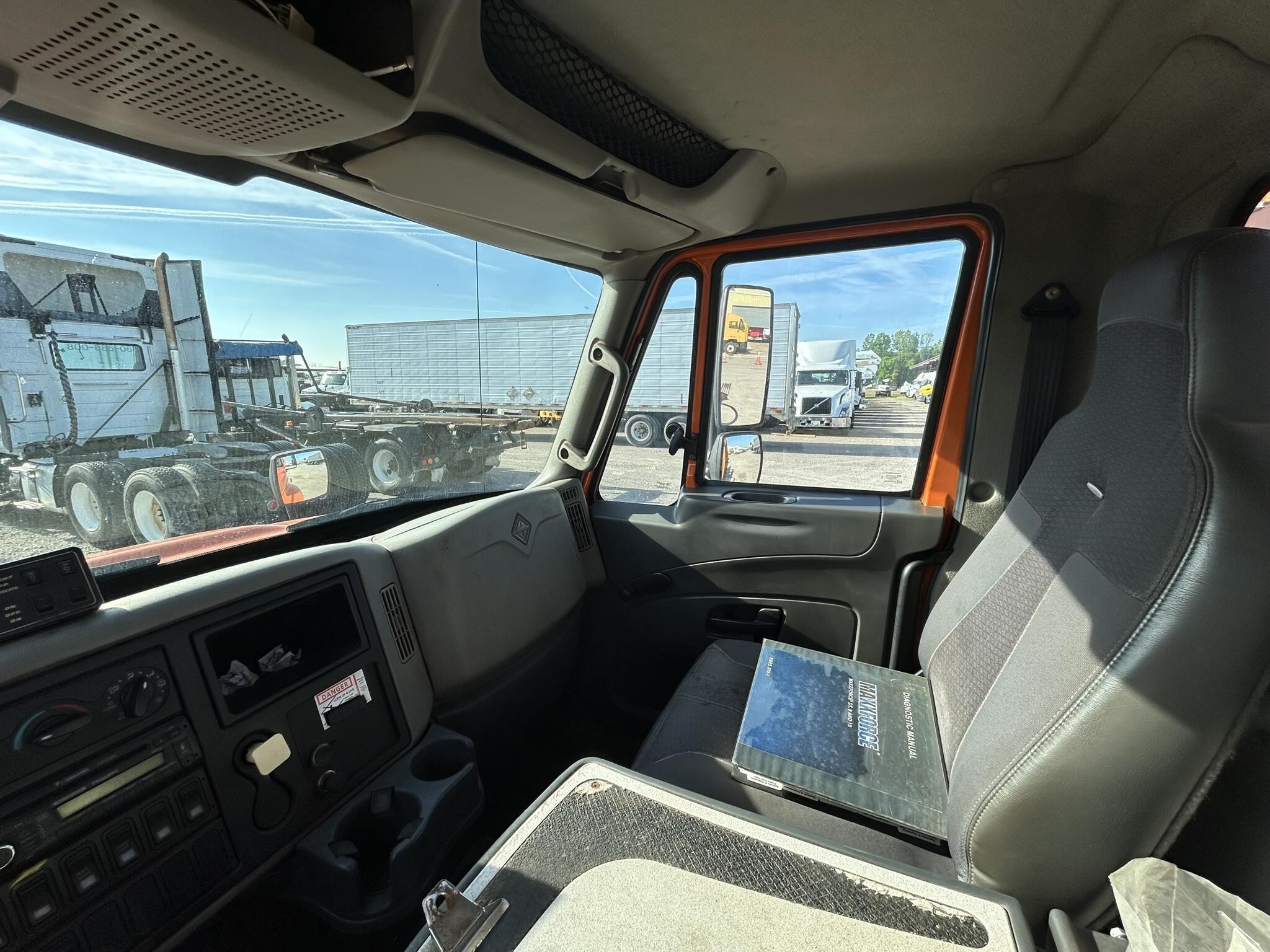 2011 International DURASTAR 4300 Semi Trucks/Trailer