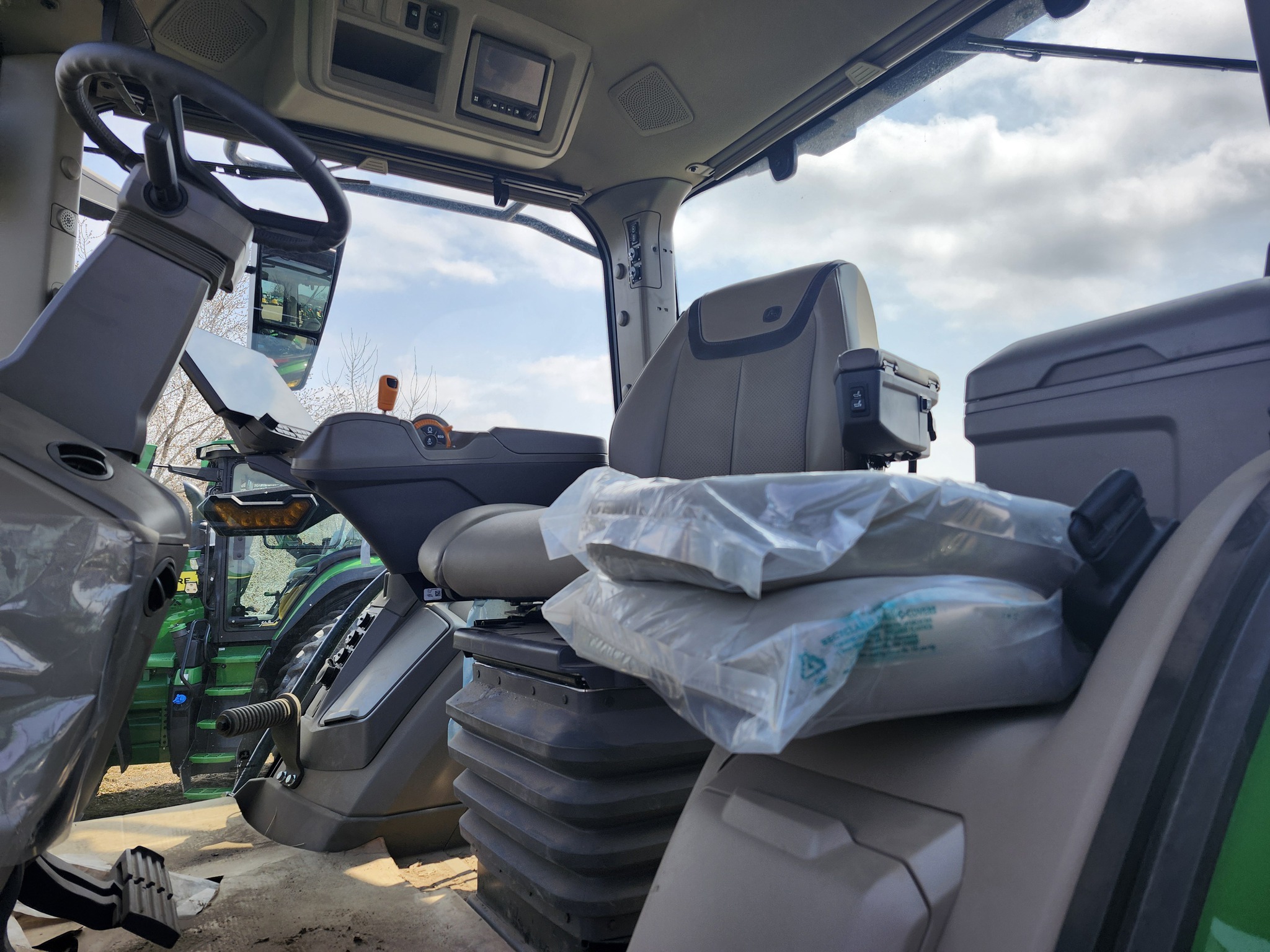 2024 John Deere 7R 270 Tractor