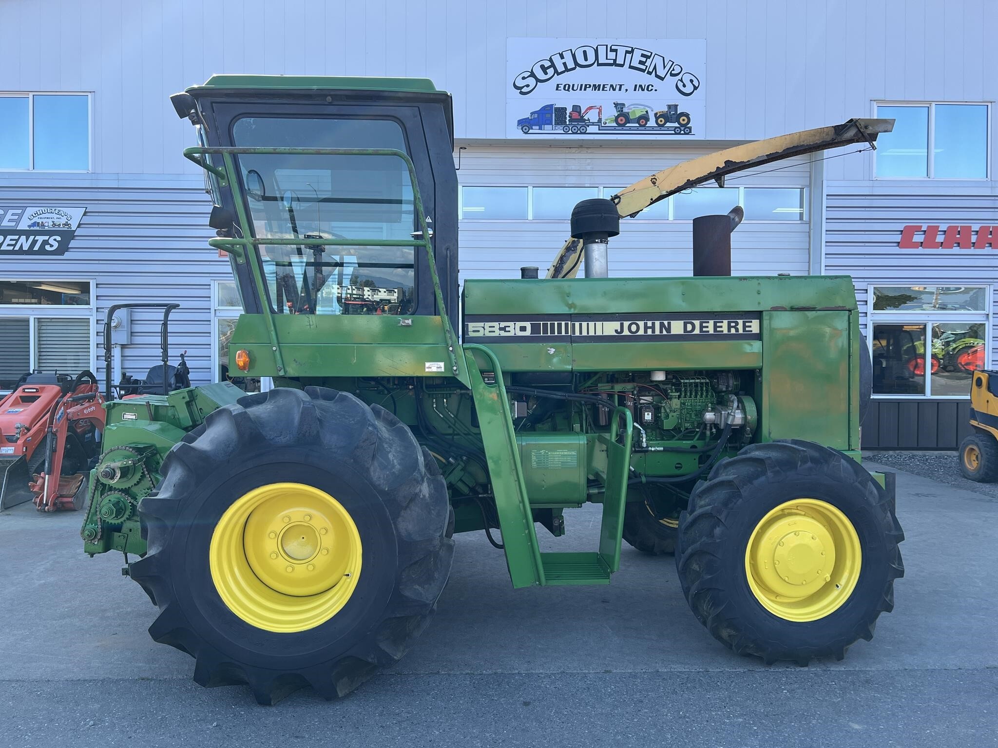  John Deere 5830 Self-Propelled Forage Harvester
