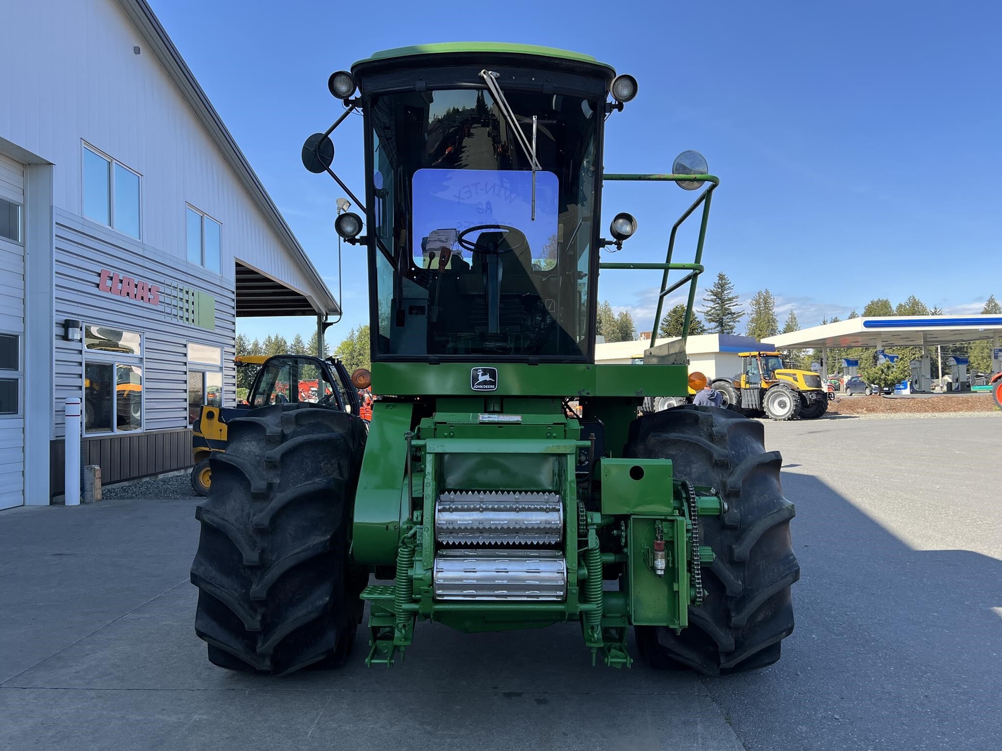  John Deere 5830 Self-Propelled Forage Harvester