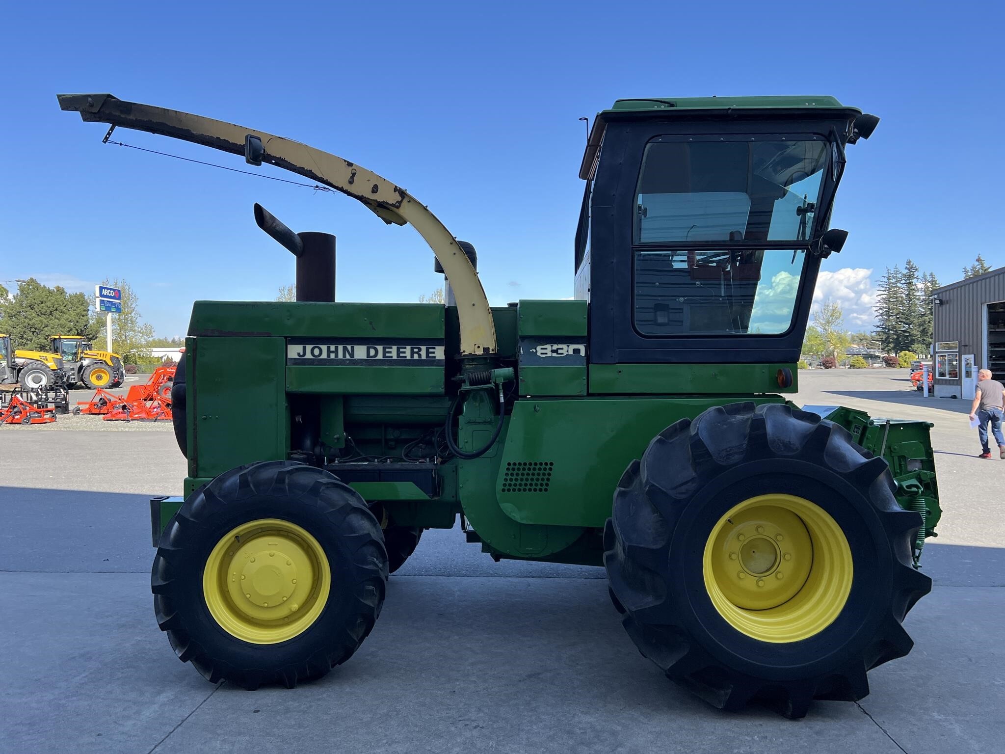  John Deere 5830 Self-Propelled Forage Harvester