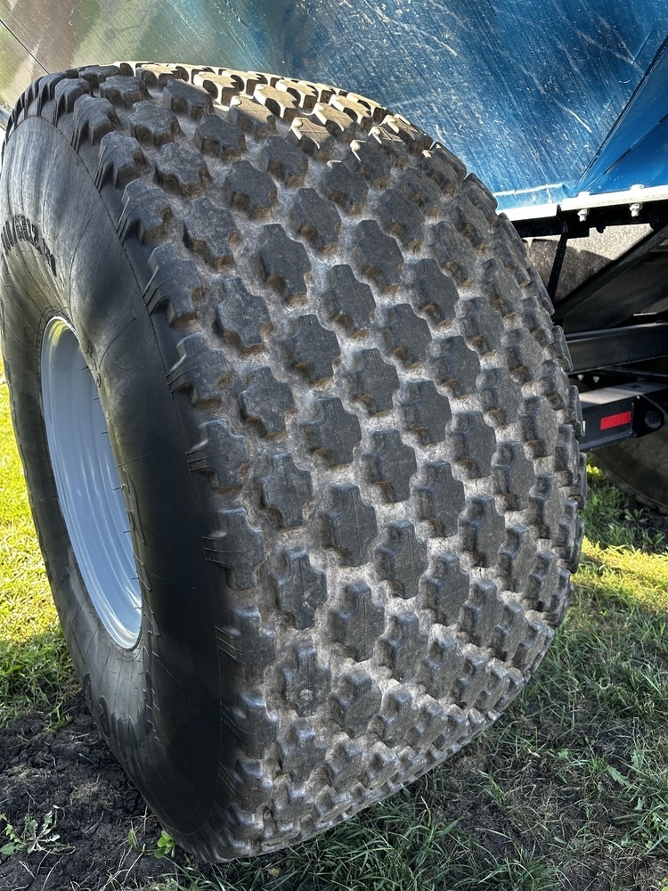 2020 Kinze 1051 Grain Cart