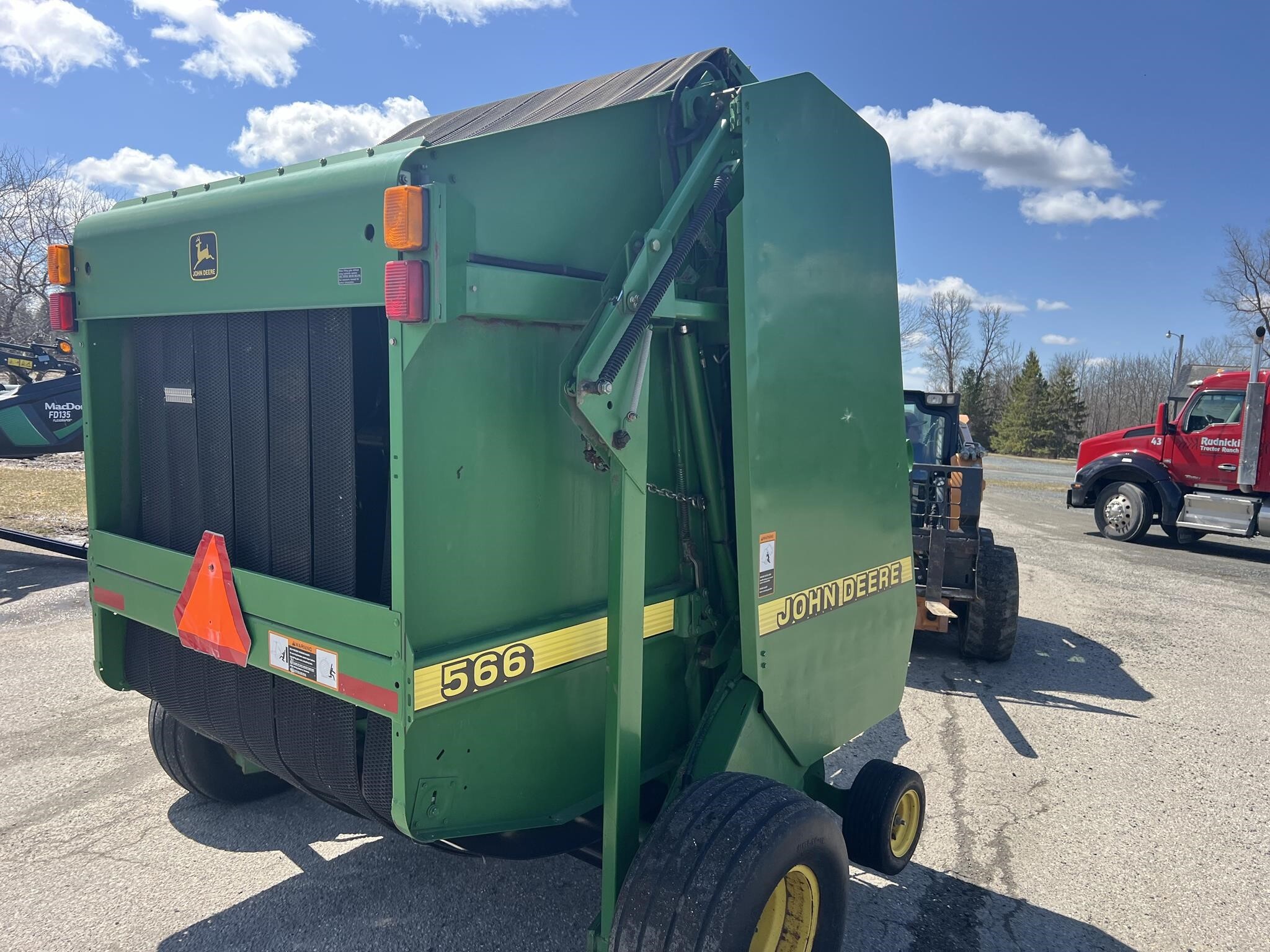 2000 John Deere 566 Round Baler