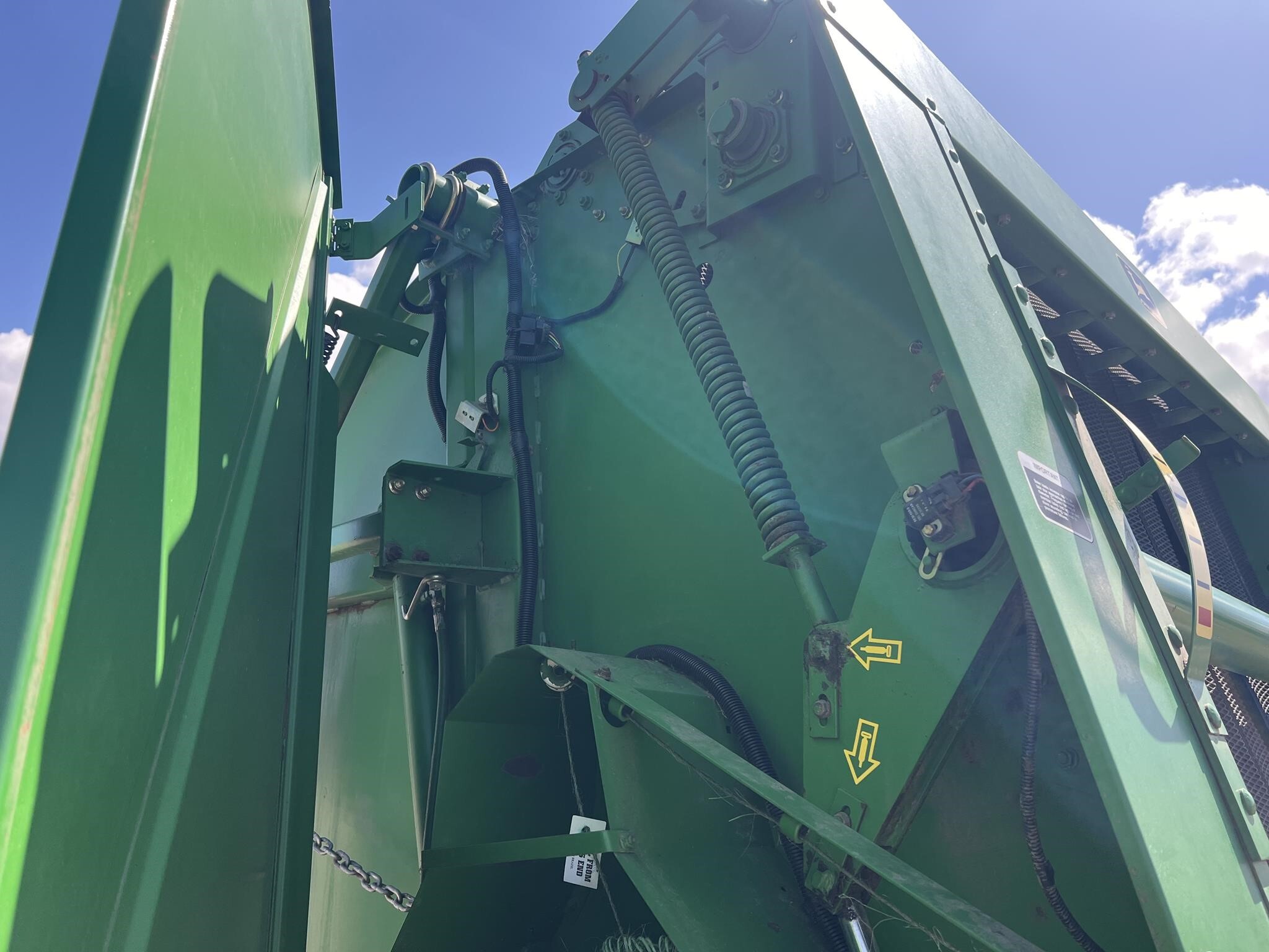 2000 John Deere 566 Round Baler
