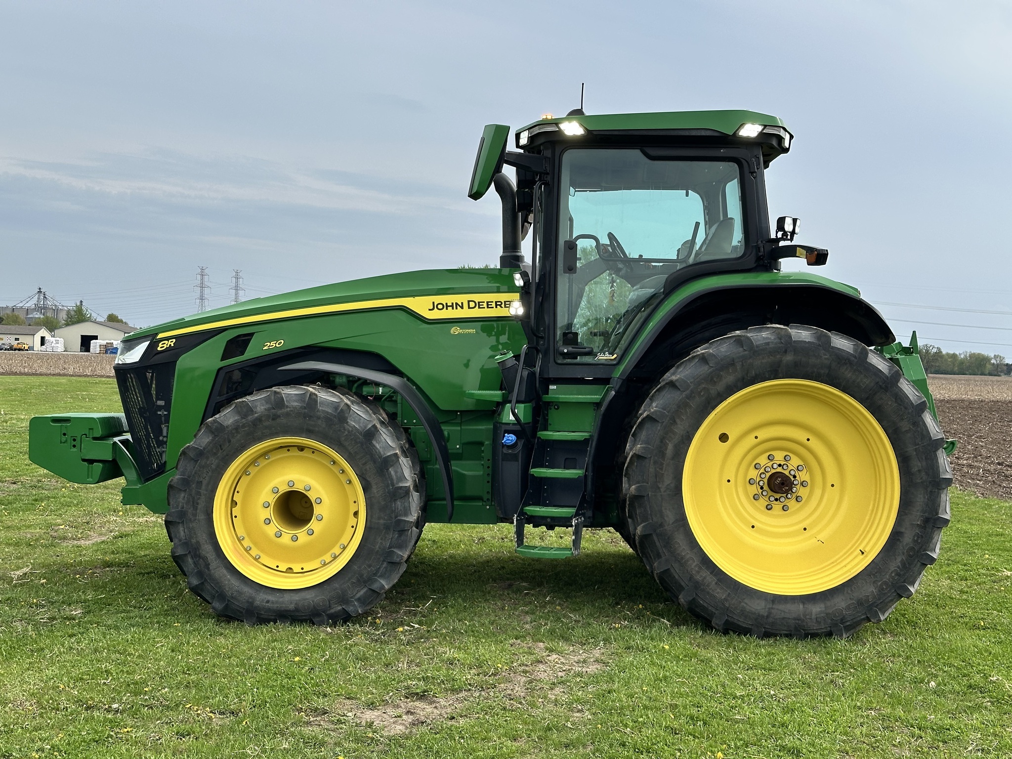 2022 John Deere 8R 250 Tractor