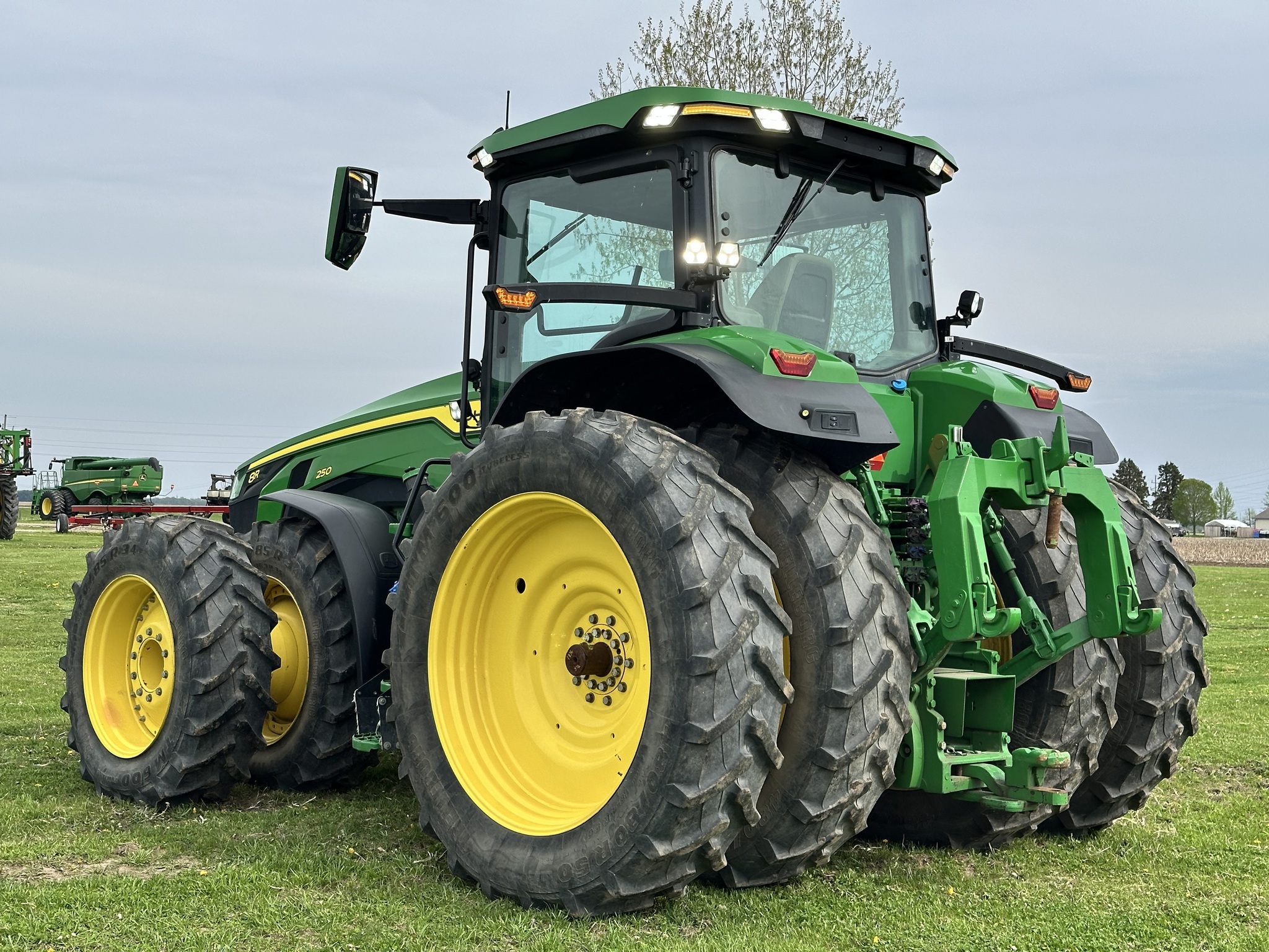 2022 John Deere 8R 250 Tractor