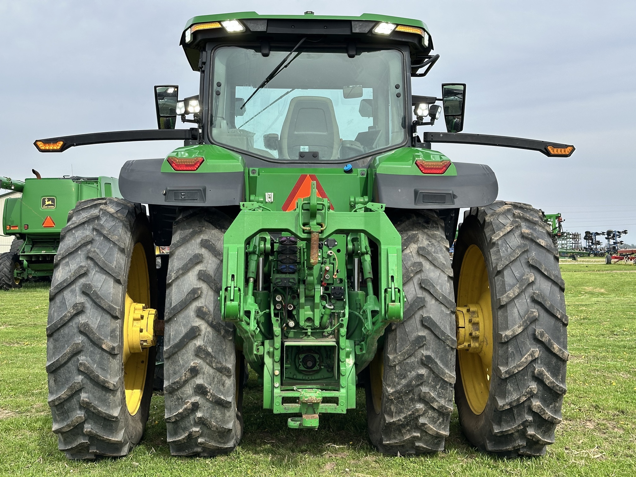 2022 John Deere 8R 250 Tractor