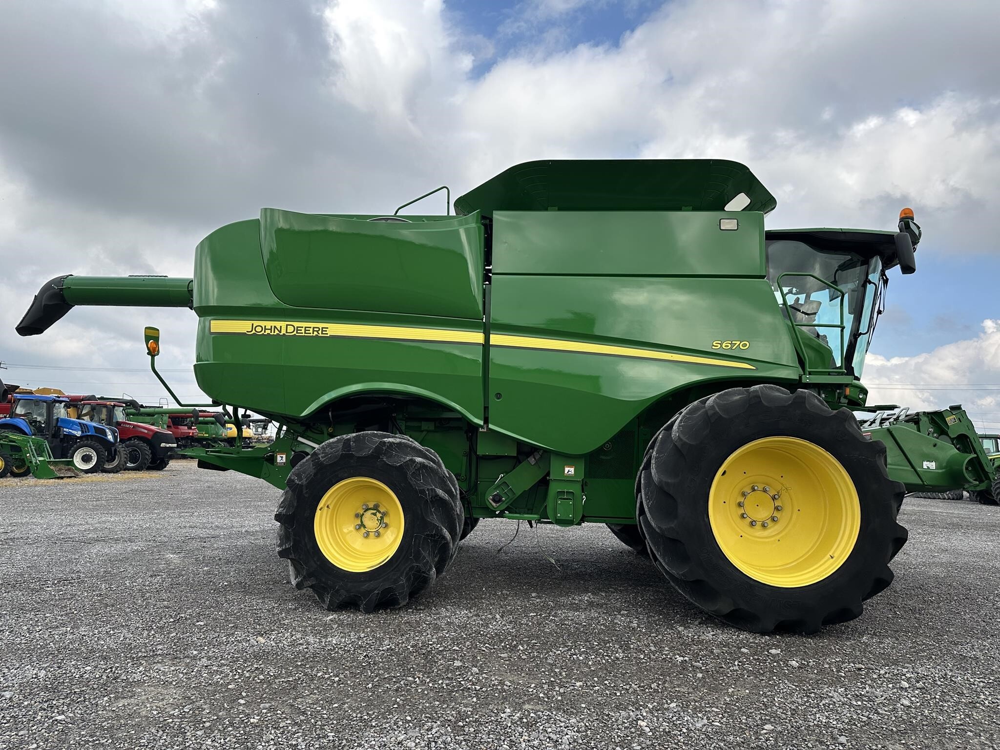 2013 John Deere S670 Combine