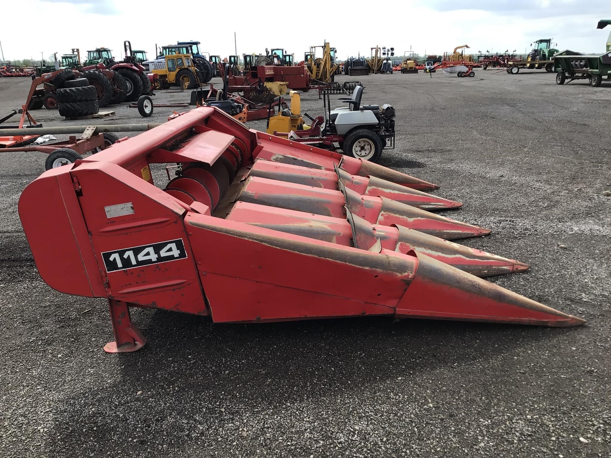  Massey Ferguson 1144 Corn Head