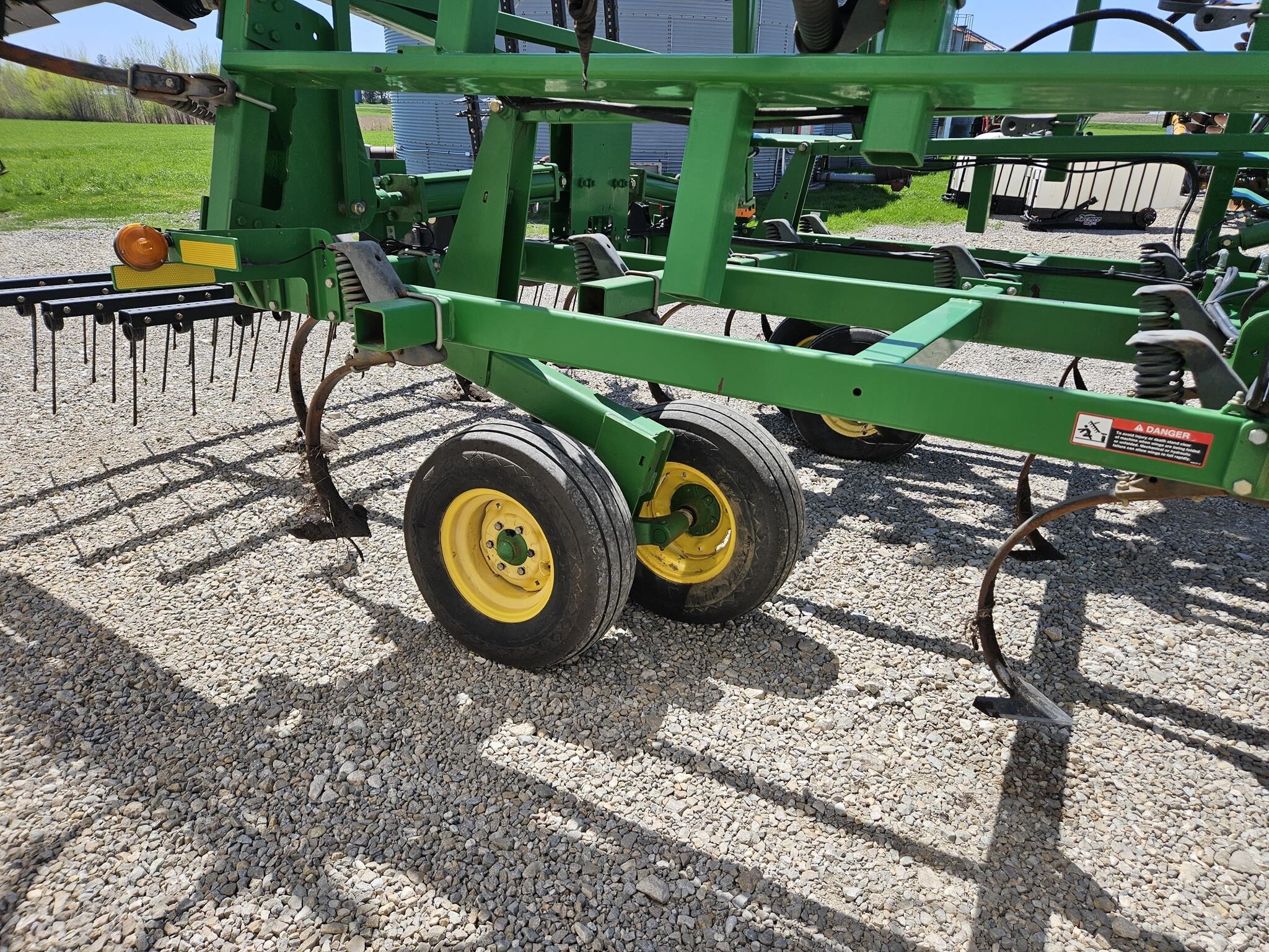 2012 John Deere 2210 Field Cultivator