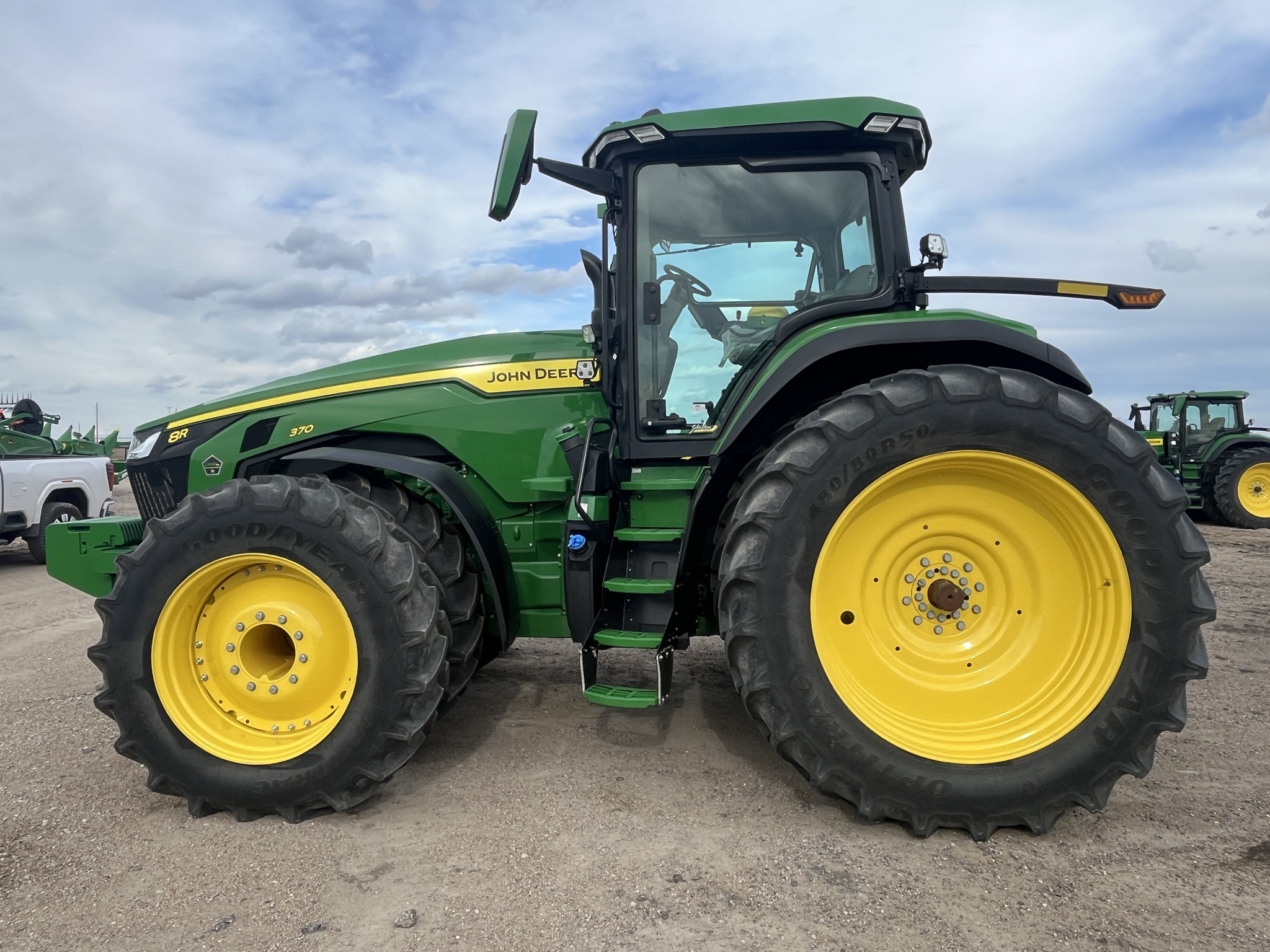 2023 John Deere 8R 370 Tractor