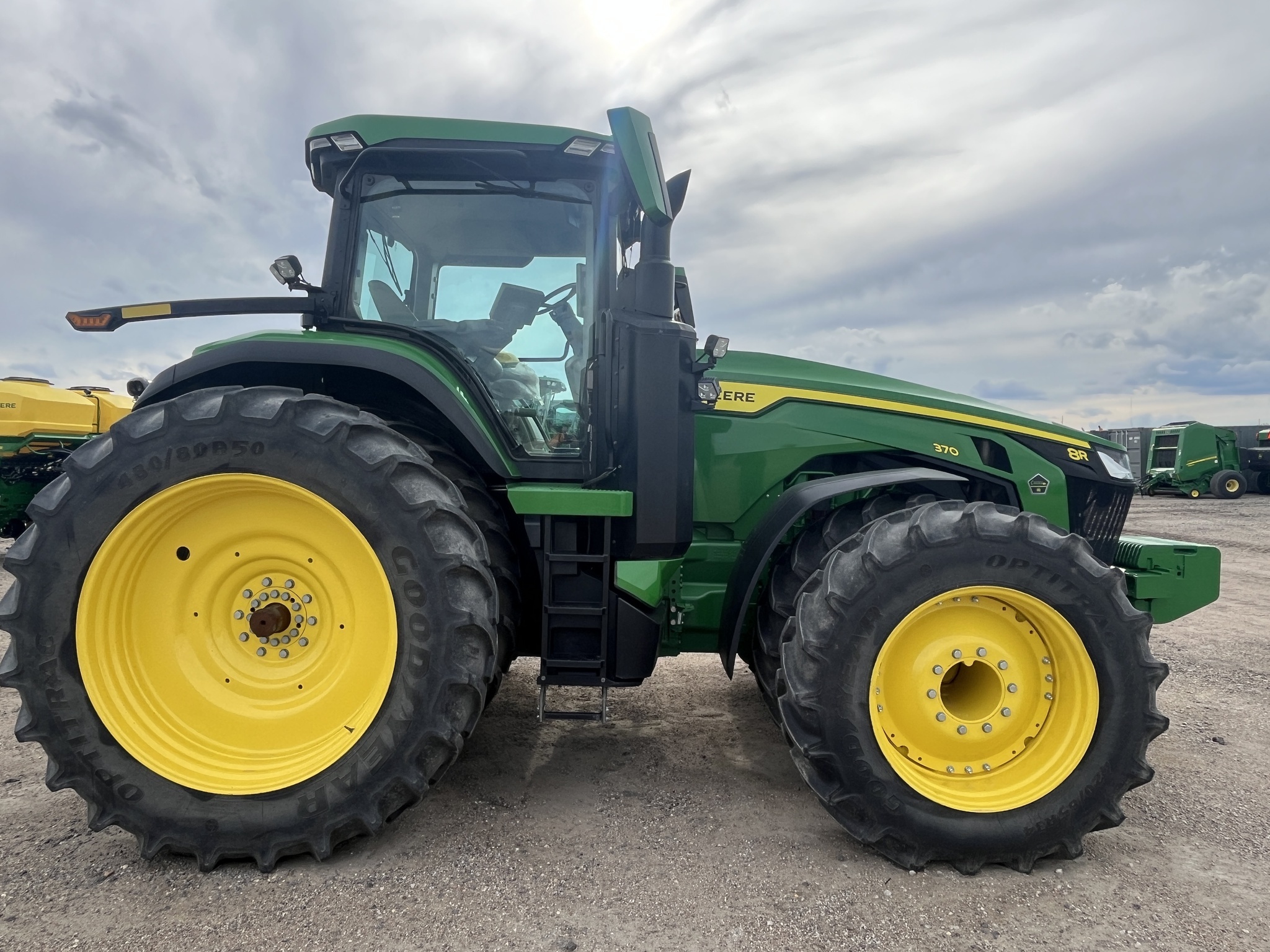 2023 John Deere 8R 370 Tractor