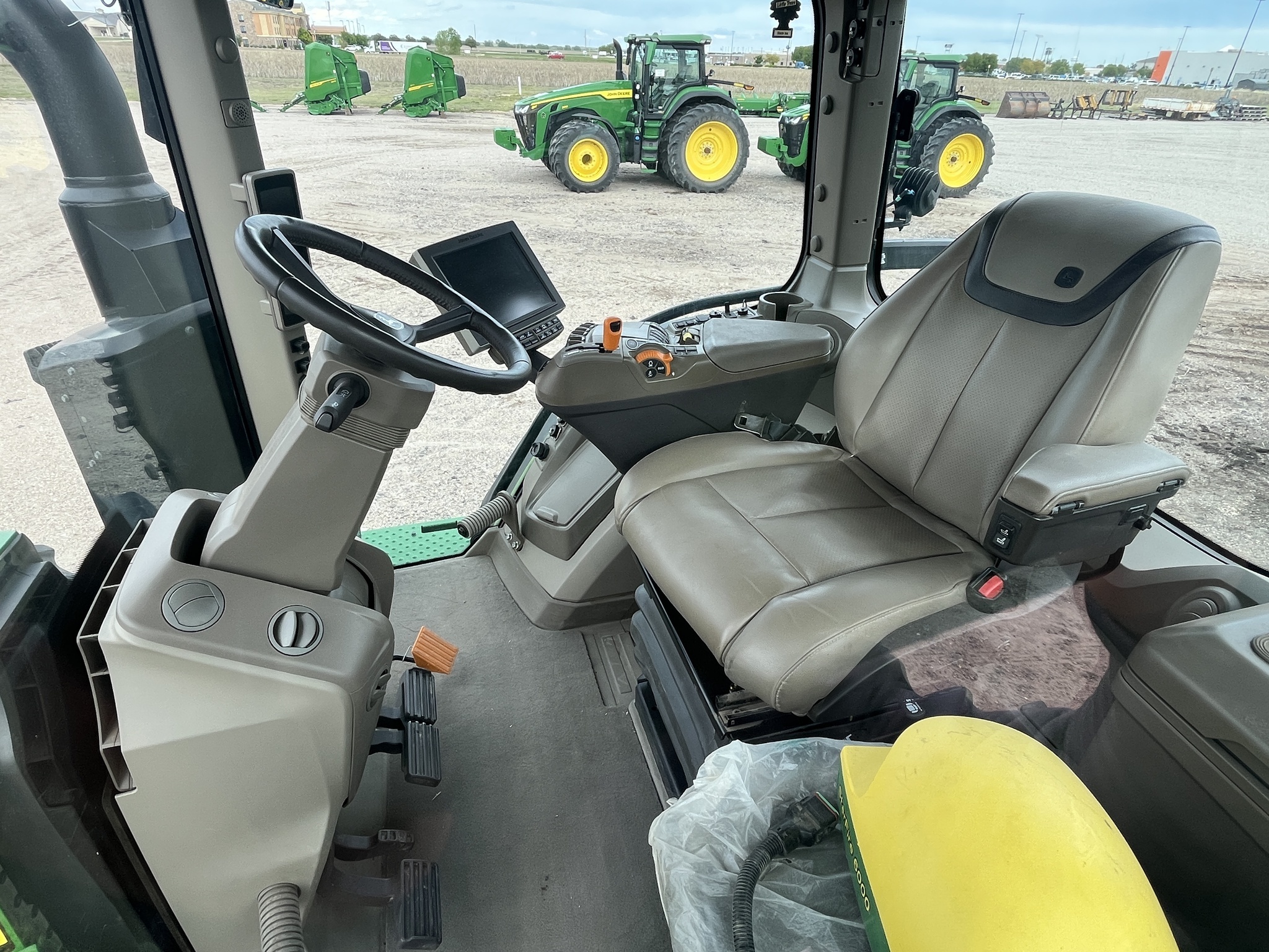 2023 John Deere 8R 370 Tractor